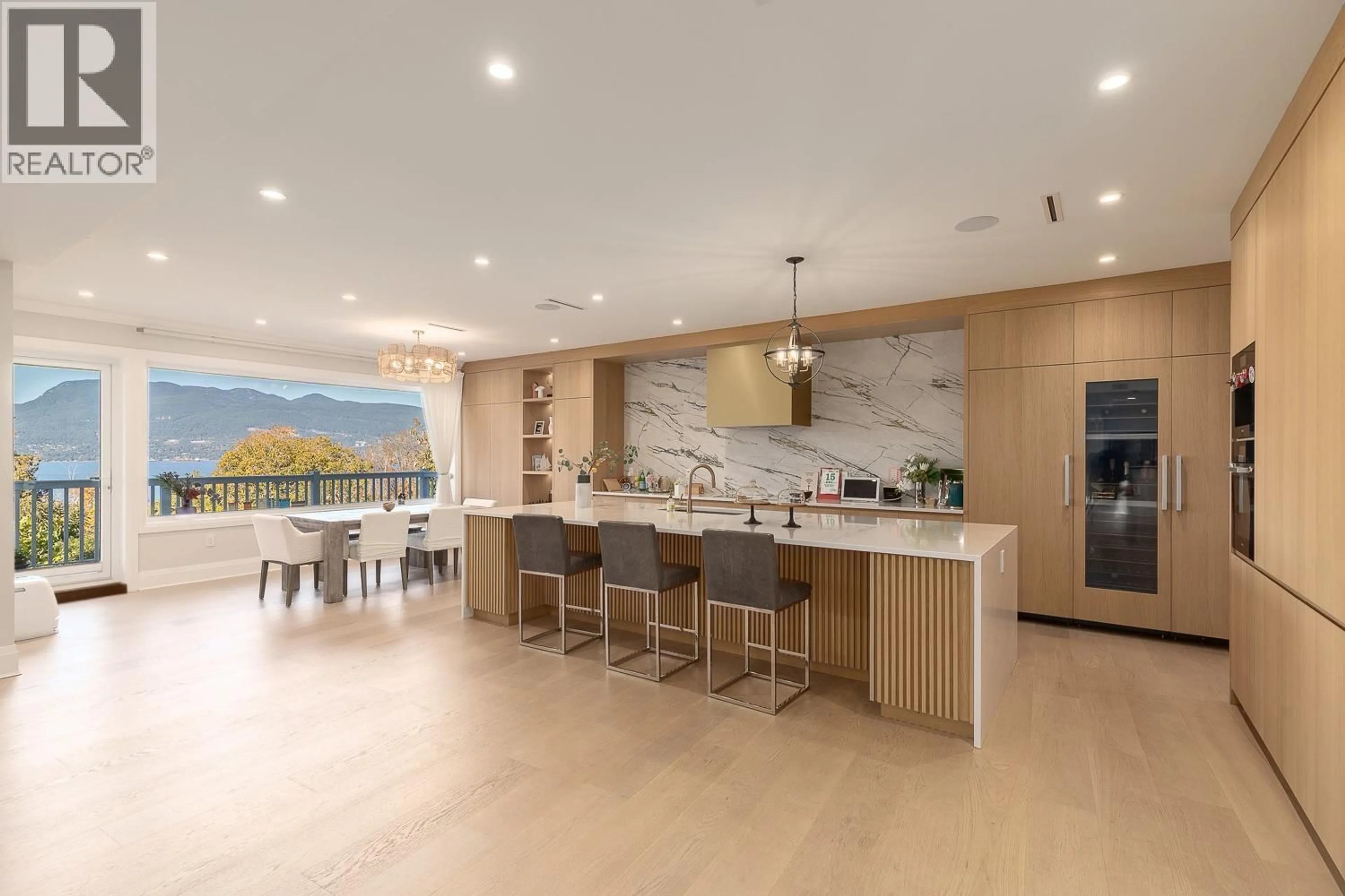 Open concept kitchen, ceramic/tile floor for 5747 NEWTON WYND, Vancouver British Columbia V6T1H6