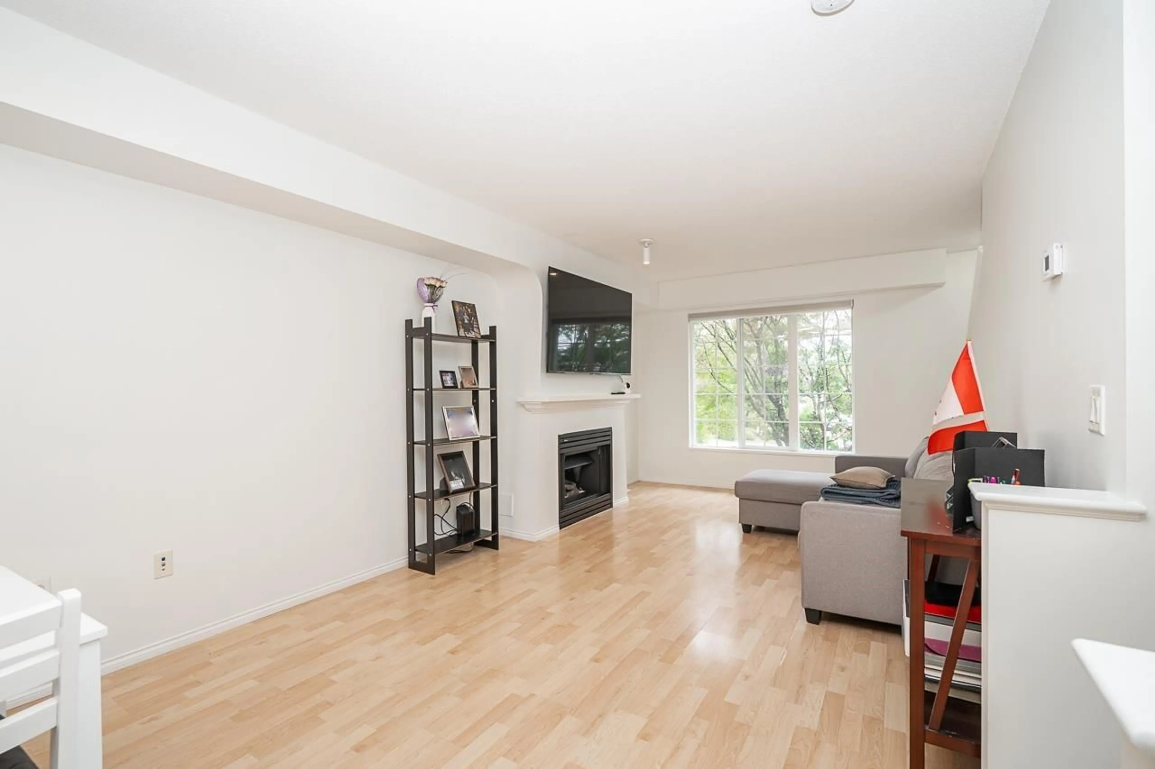 Living room with furniture, wood/laminate floor for 85 - 8775 161 STREET, Surrey British Columbia V4N5G3