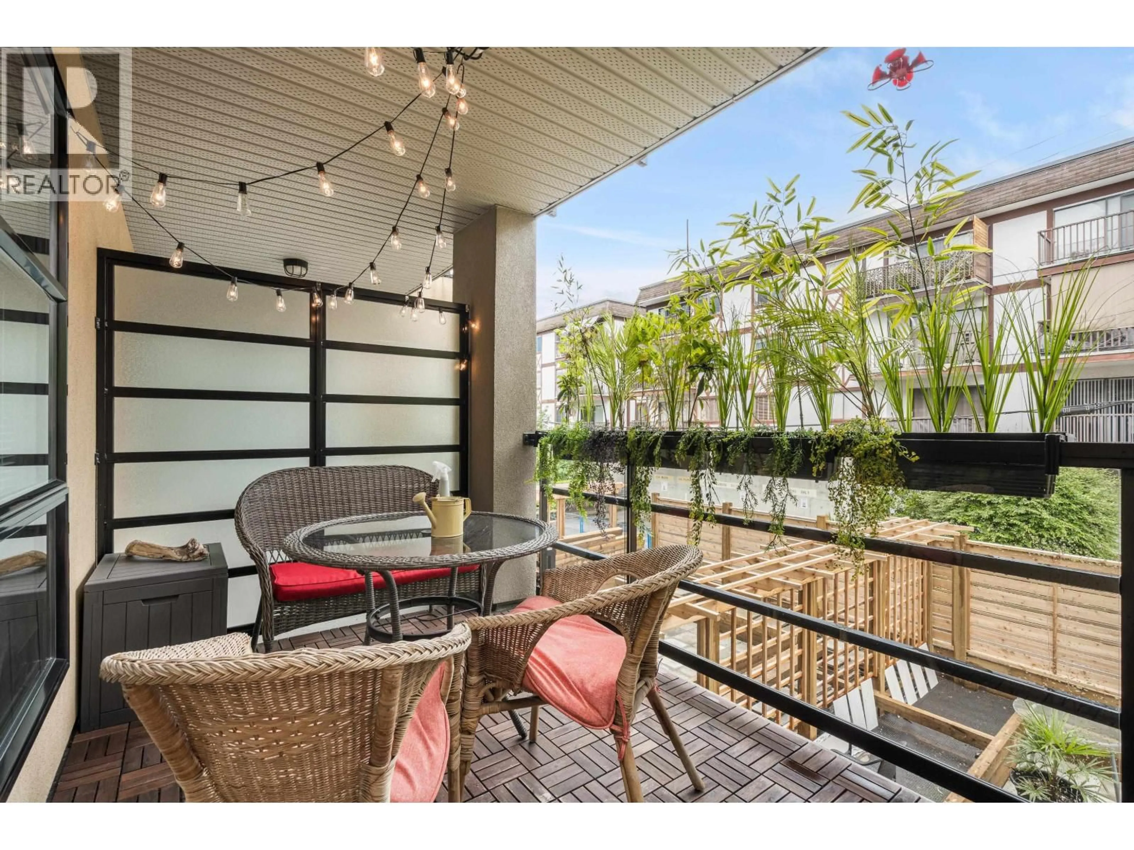 Patio, street for 305 - 124 3RD STREET, North Vancouver British Columbia V7M1E8