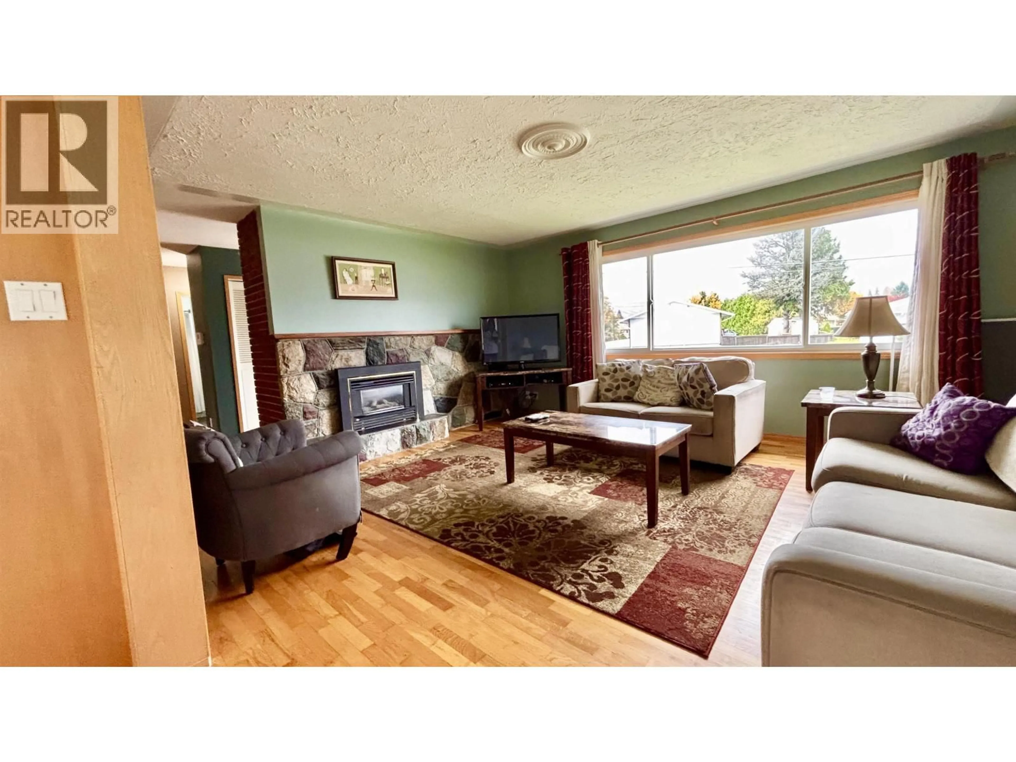 Living room with furniture, wood/laminate floor for 51 WHITE STREET, Kitimat British Columbia V8C1H9