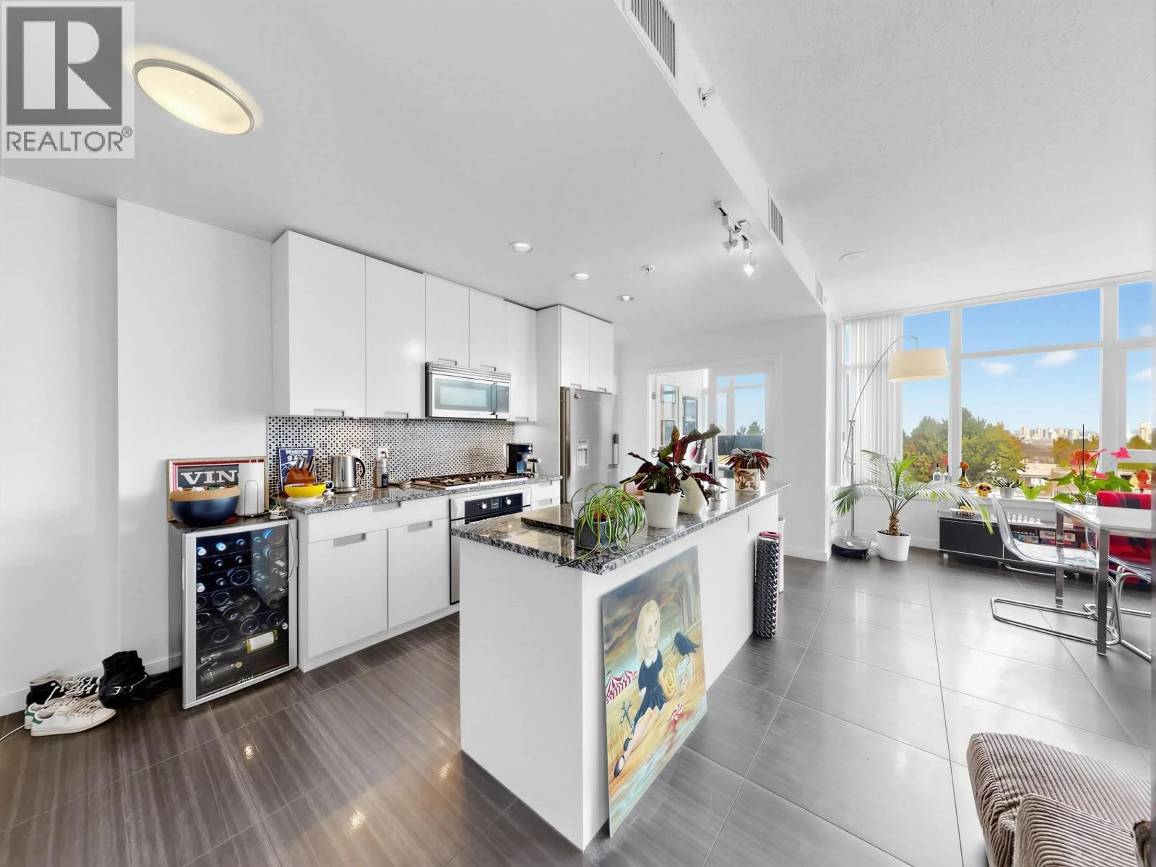 Open concept kitchen, ceramic/tile floor for 865 - 2080 BROADWAY, Vancouver British Columbia V6J0C7