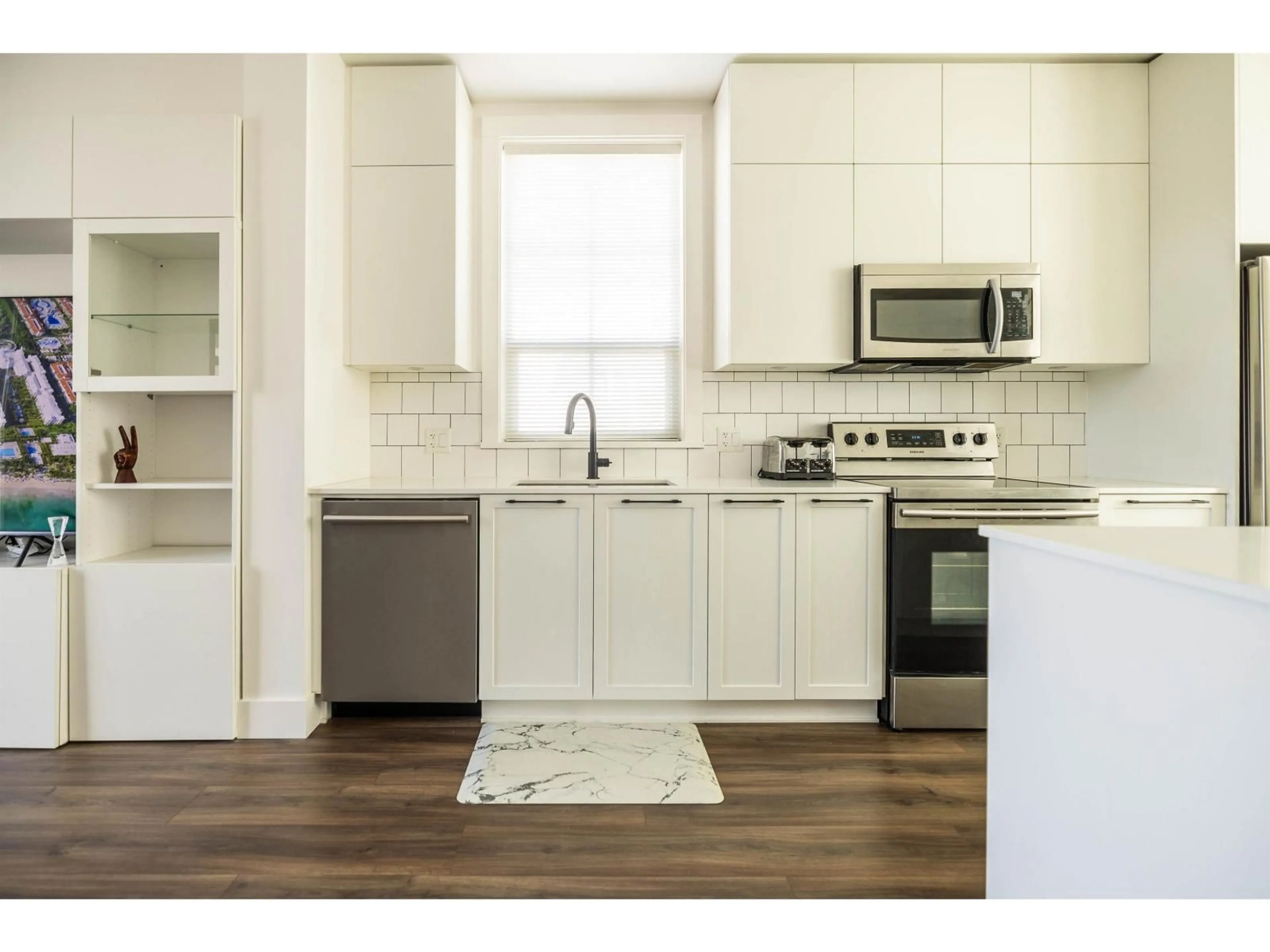 Open concept kitchen, wood/laminate floor for 19 - 2838 LIVINGSTONE AVENUE, Abbotsford British Columbia V2T5P5