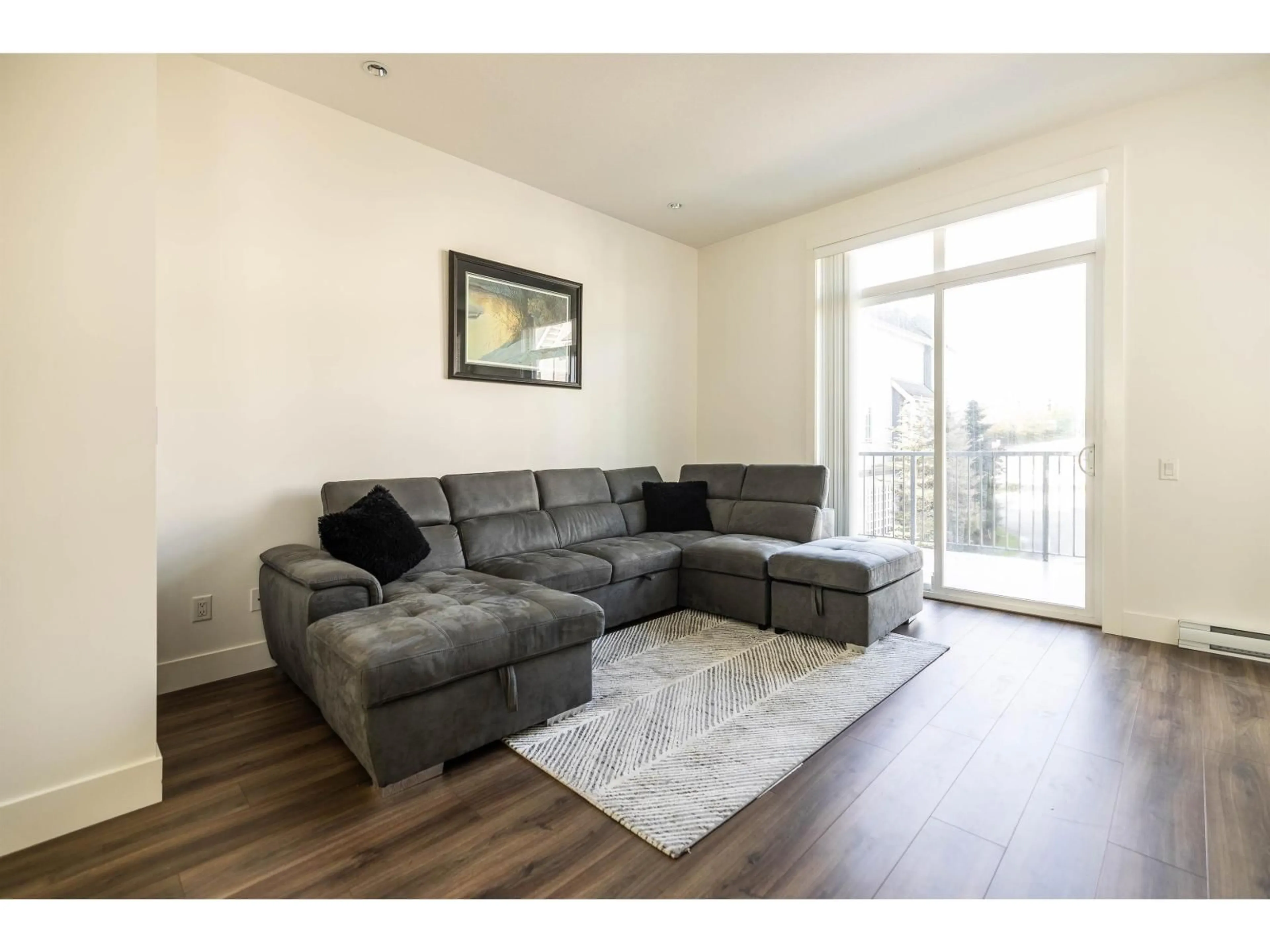 Living room with furniture, wood/laminate floor for 19 - 2838 LIVINGSTONE AVENUE, Abbotsford British Columbia V2T5P5