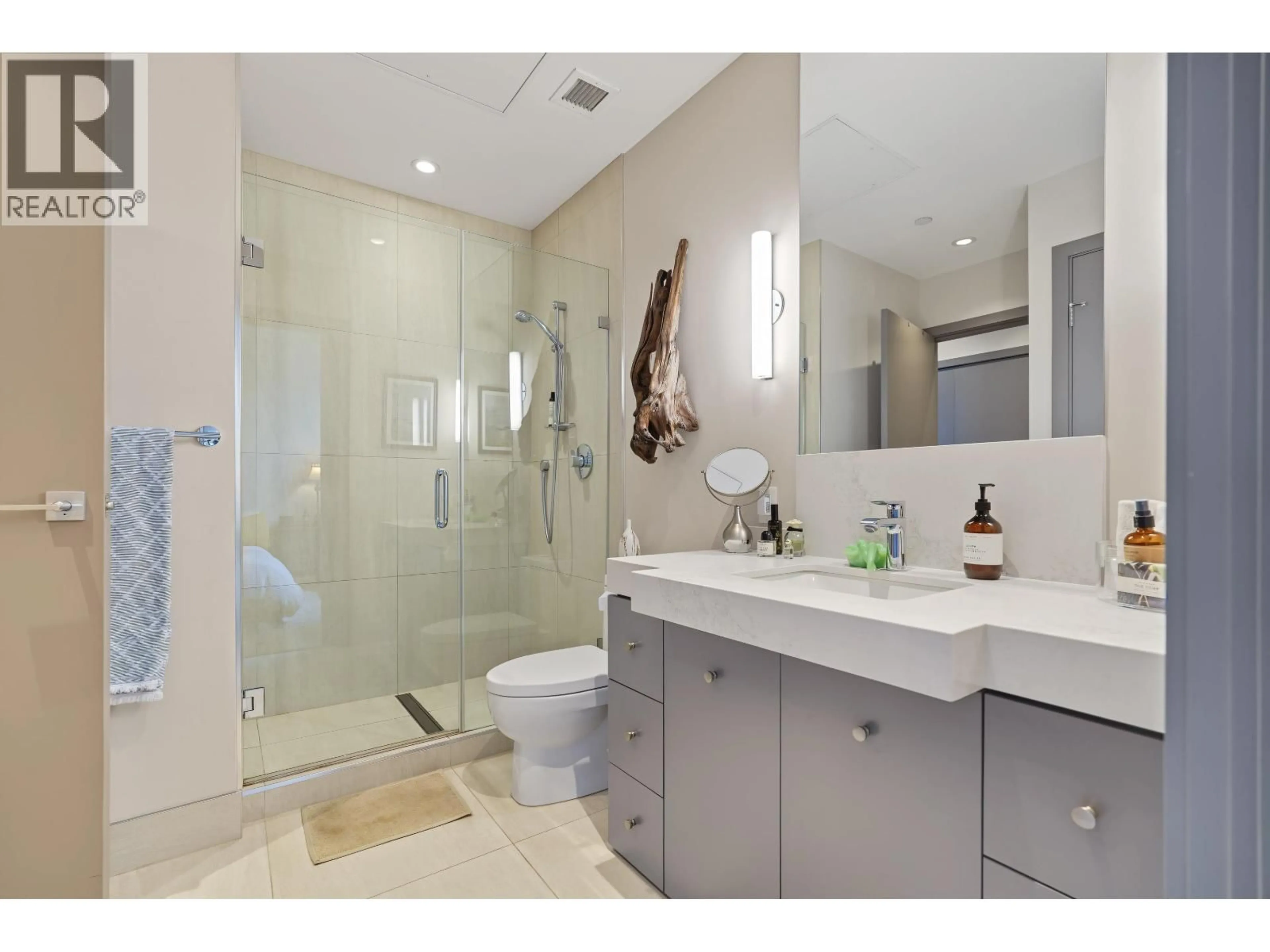 Contemporary bathroom, ceramic/tile floor for 401 - 1510 6TH AVENUE, Vancouver British Columbia V6J1R2