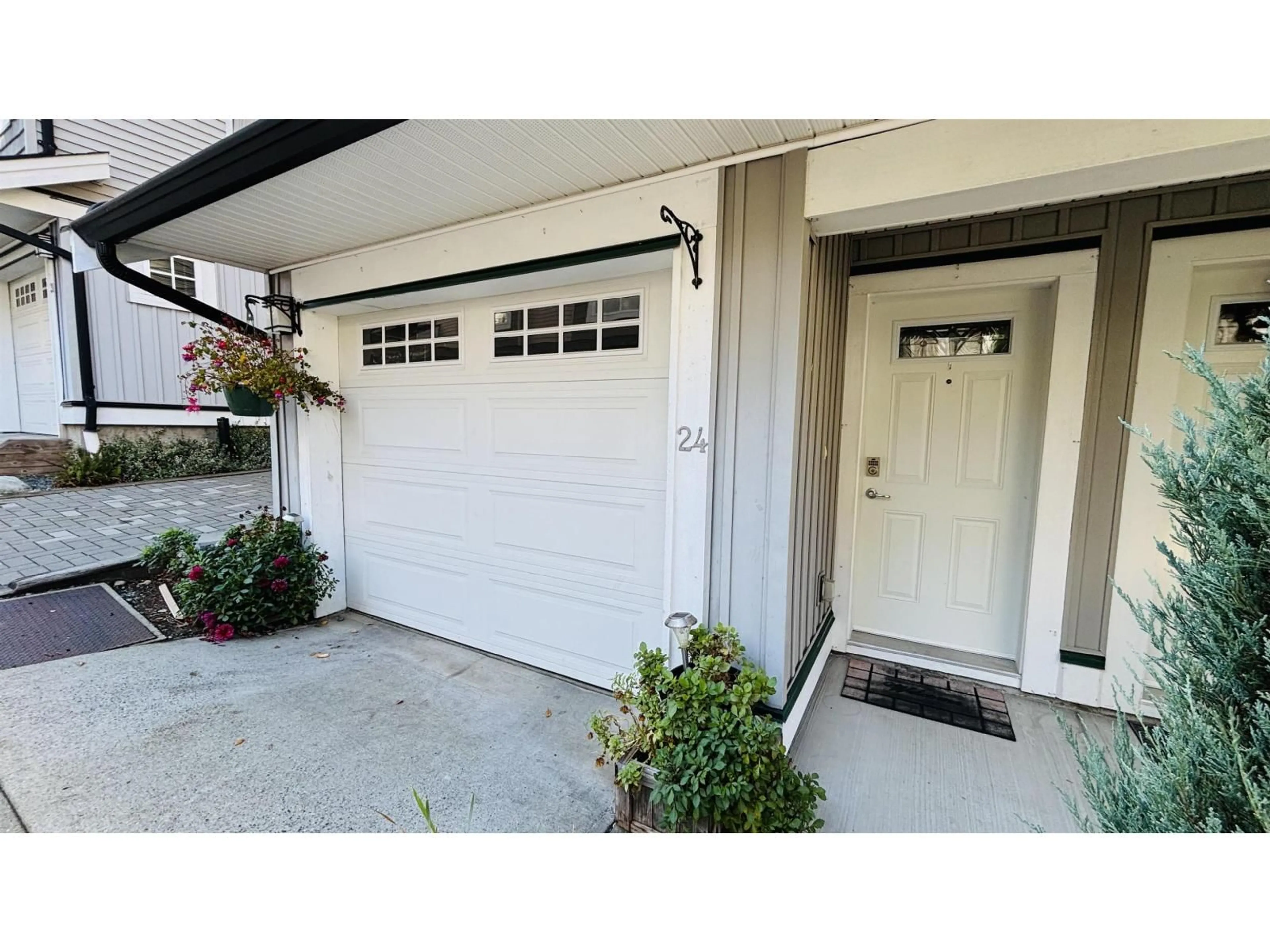 Indoor entryway for 24 - 14356 63A AVENUE, Surrey British Columbia V3X0E3