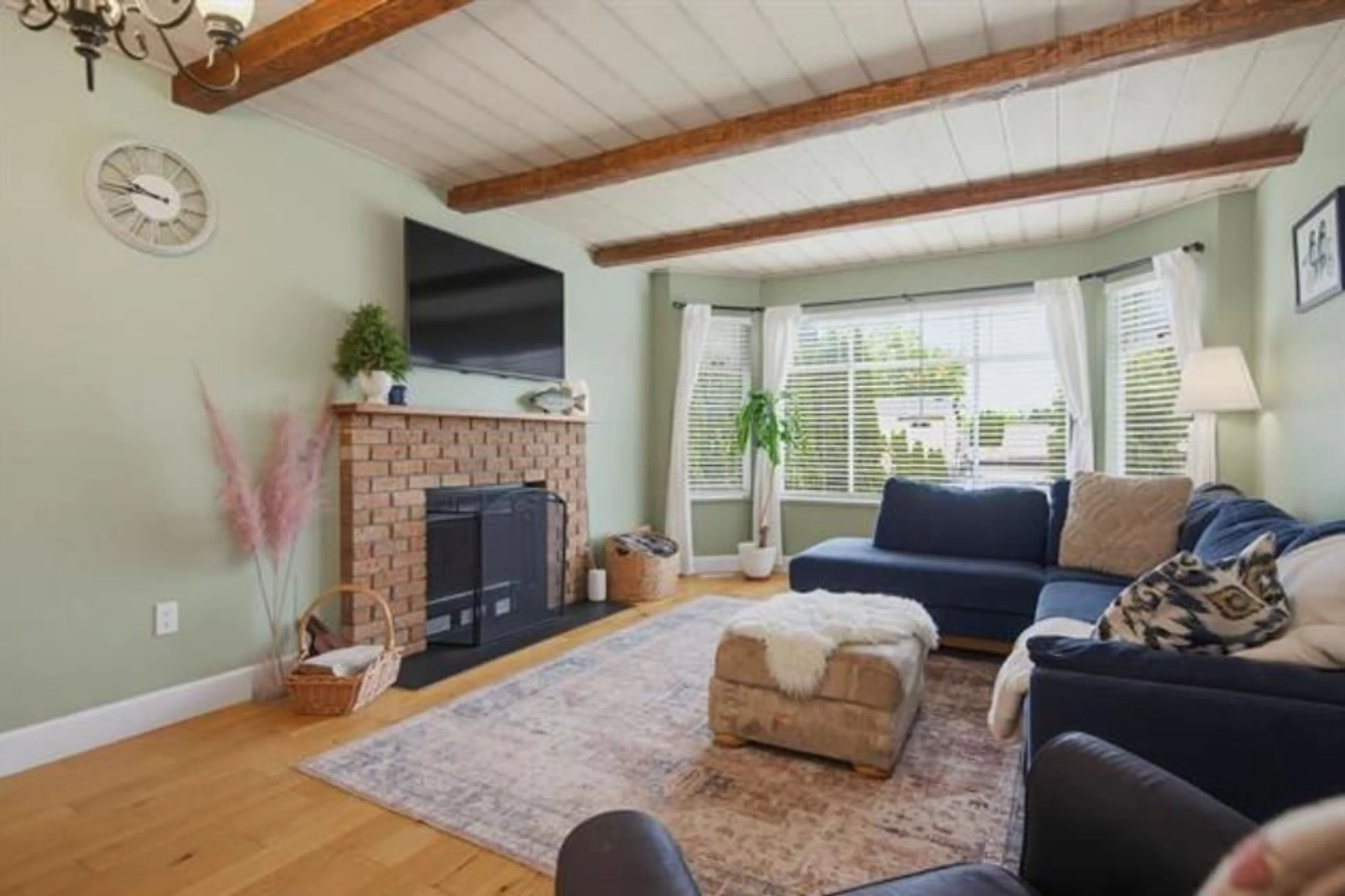Living room with furniture, wood/laminate floor for 6079 173A STREET, Surrey British Columbia V3S6Y3