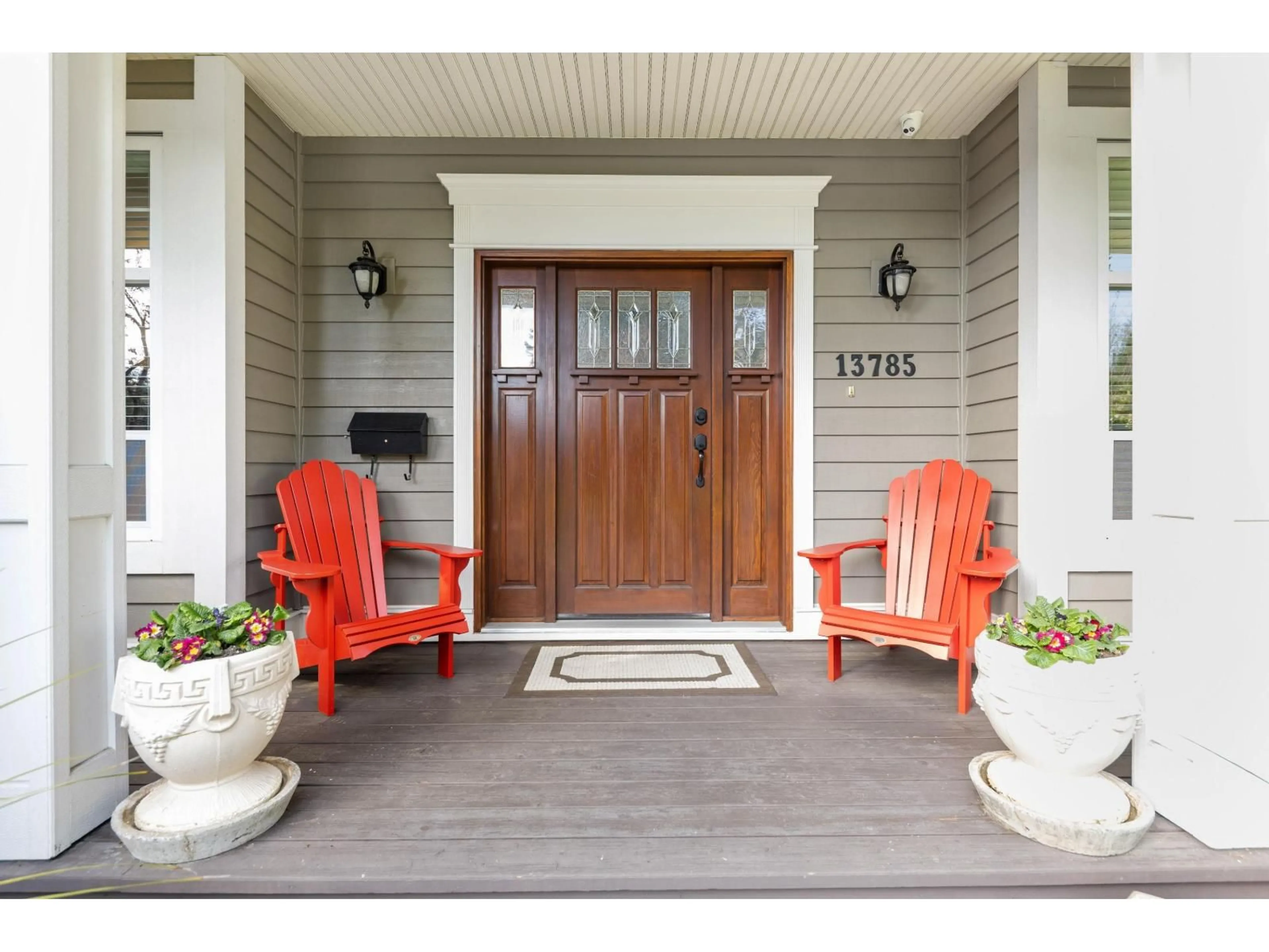 Indoor entryway for 13785 MARINE DRIVE, White Rock British Columbia V4B1A3