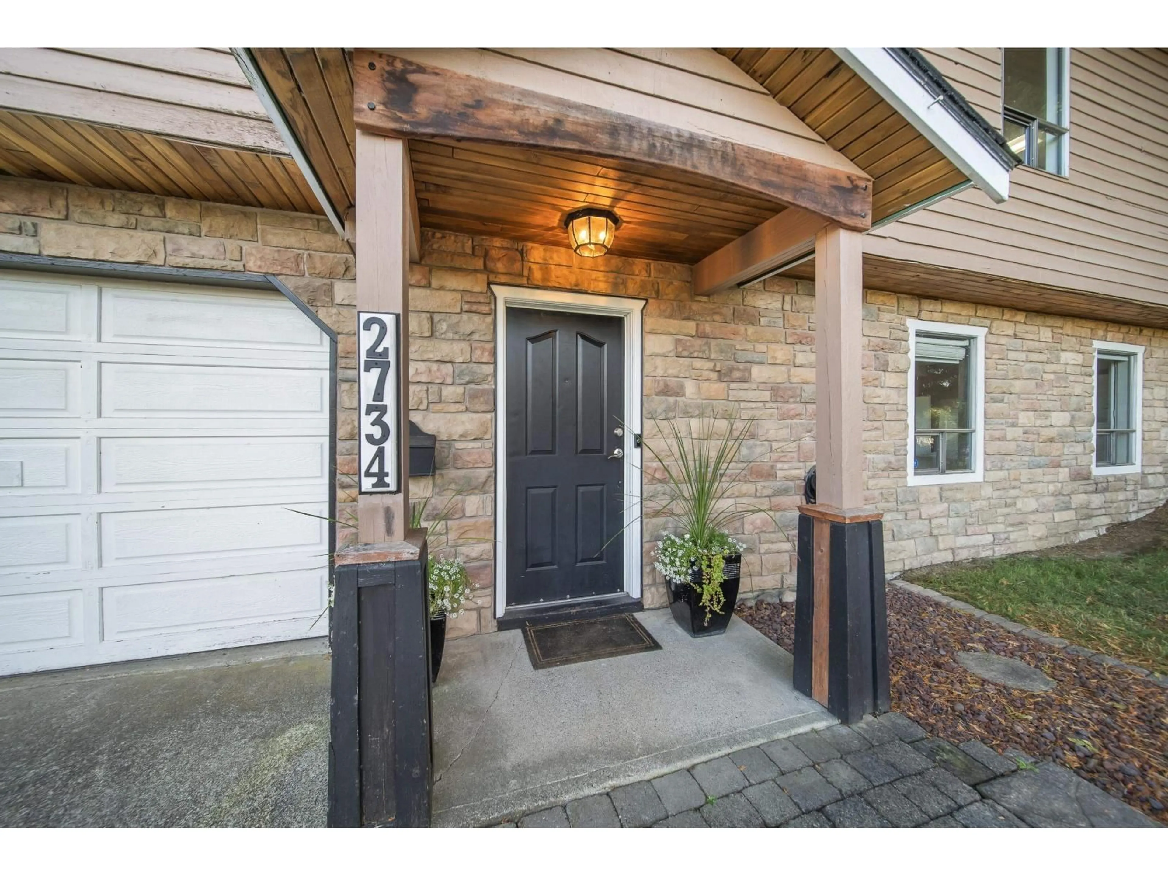 Indoor entryway for 2734 VALEMONT CRESCENT, Abbotsford British Columbia V2T3V5