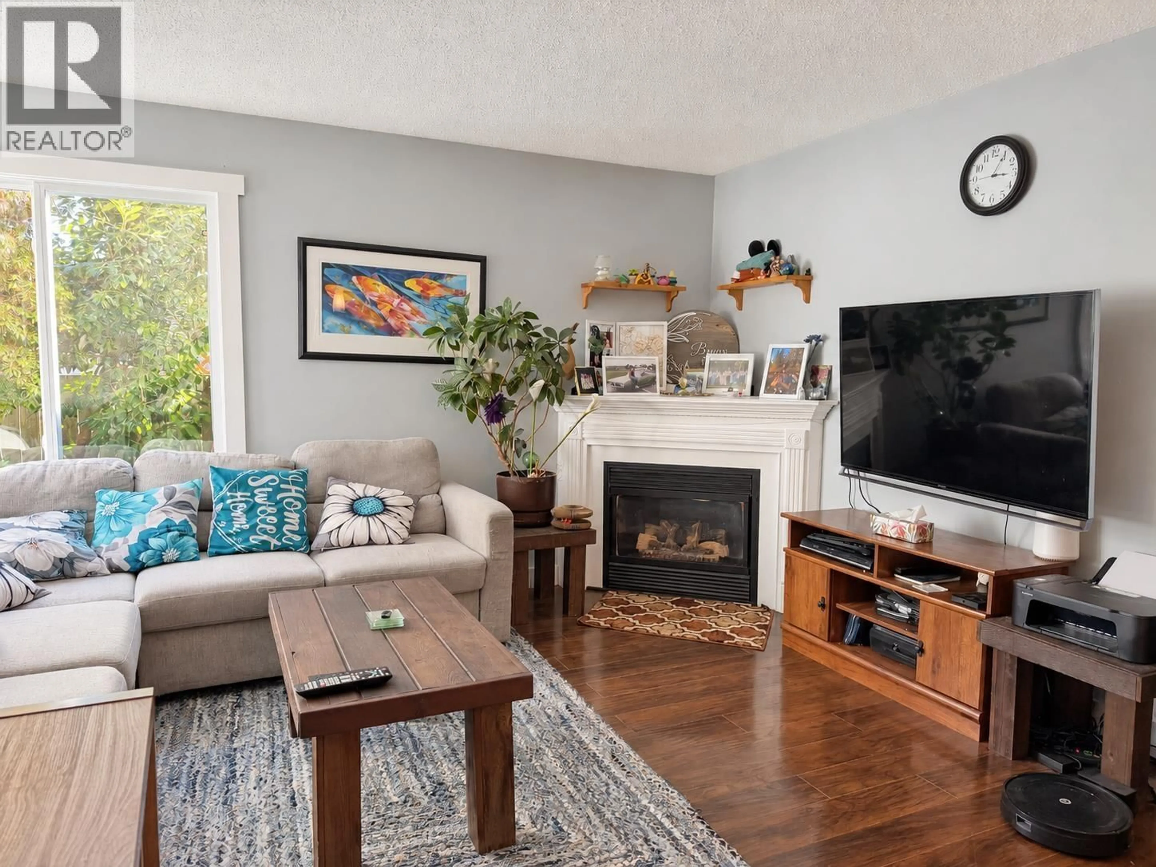 Living room with furniture, wood/laminate floor for 835 NORTH ROAD, Gibsons British Columbia V0N1V9