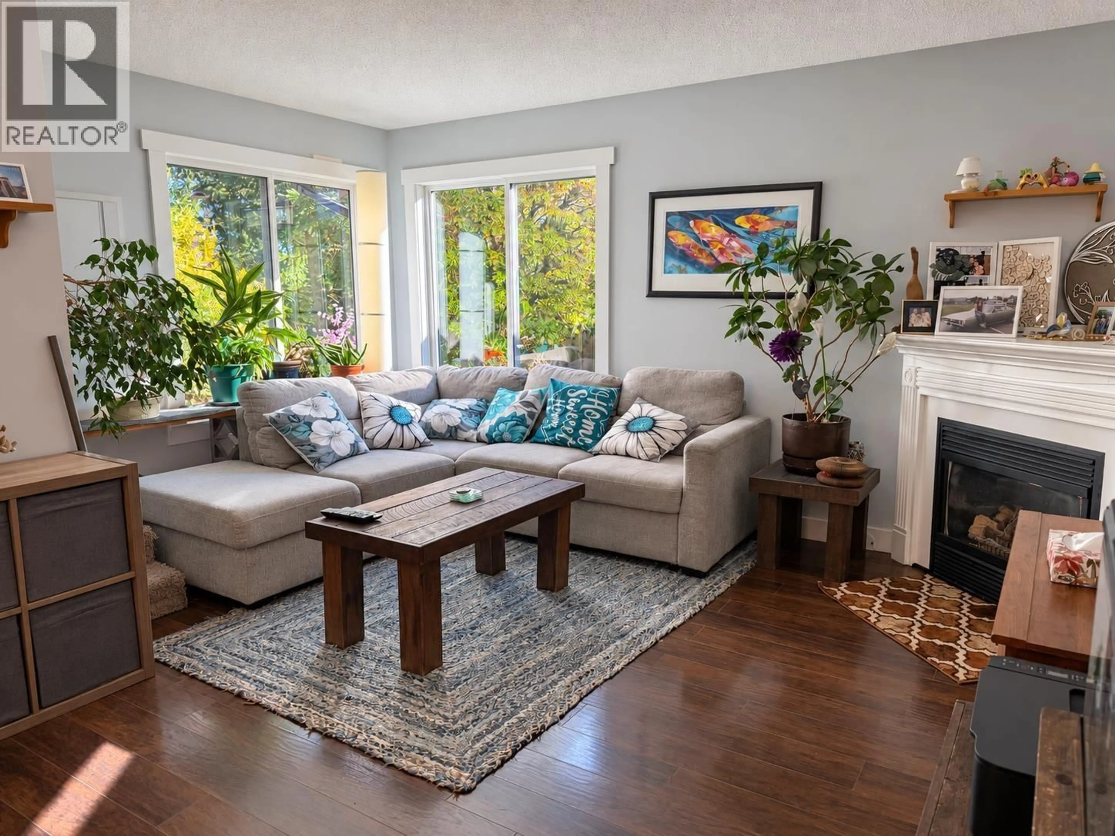 Living room with furniture, wood/laminate floor for 835 NORTH ROAD, Gibsons British Columbia V0N1V9