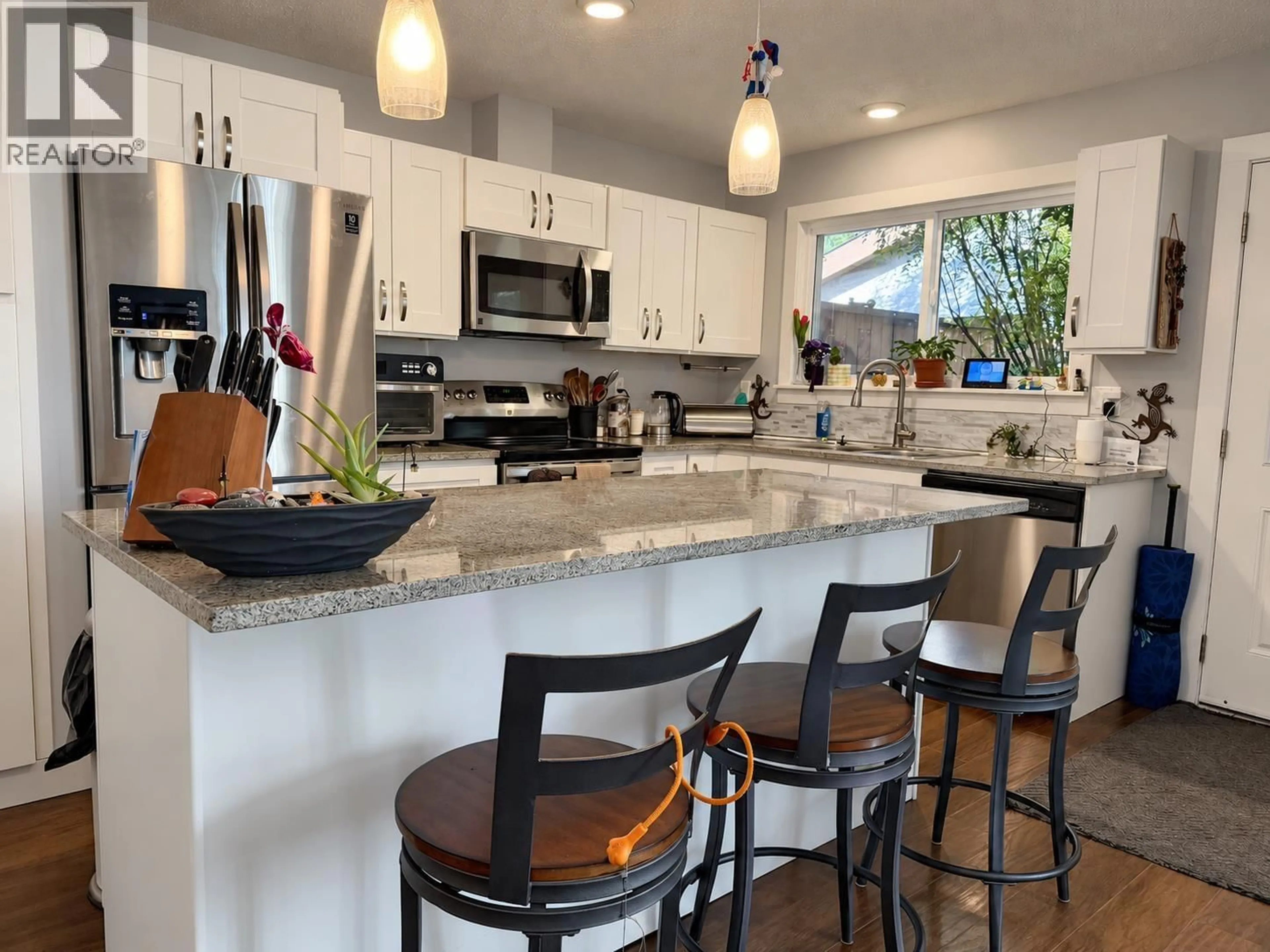 Open concept kitchen, ceramic/tile floor for 835 NORTH ROAD, Gibsons British Columbia V0N1V9