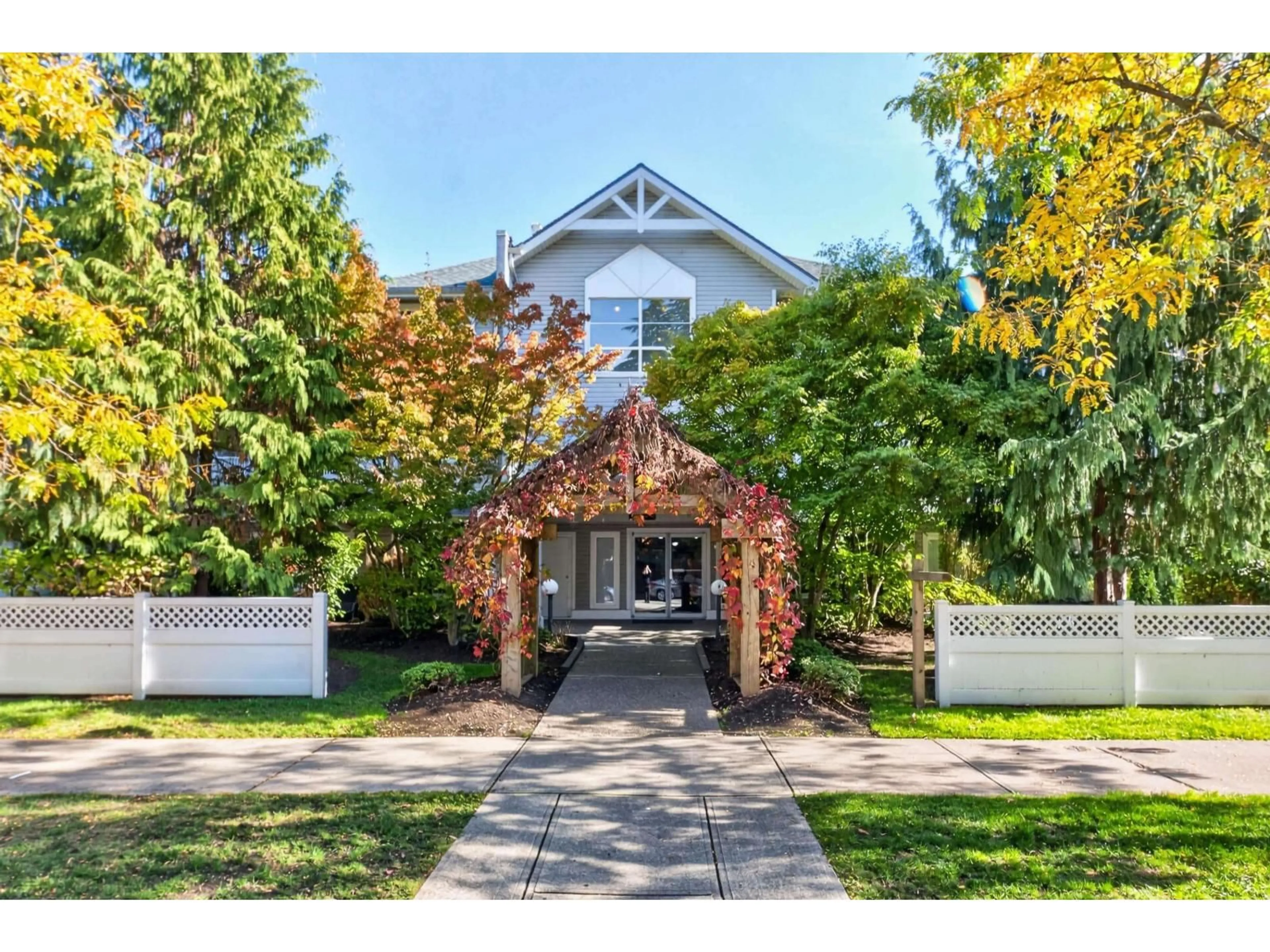 Unknown for 202 - 10130 139 STREET, Surrey British Columbia V3T4L4