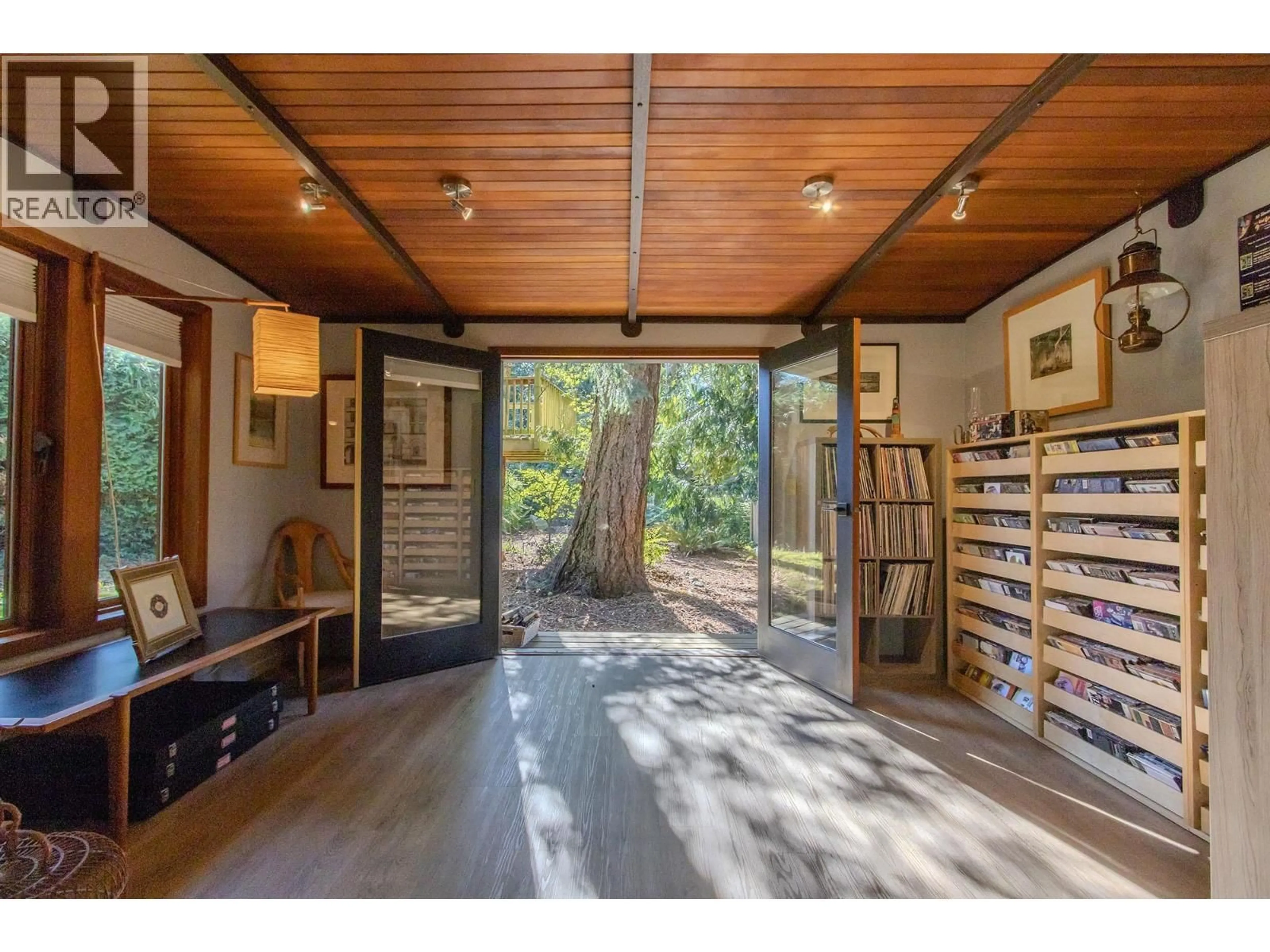 Indoor foyer for 496 MELMORE ROAD, Bowen Island British Columbia V0N1G1