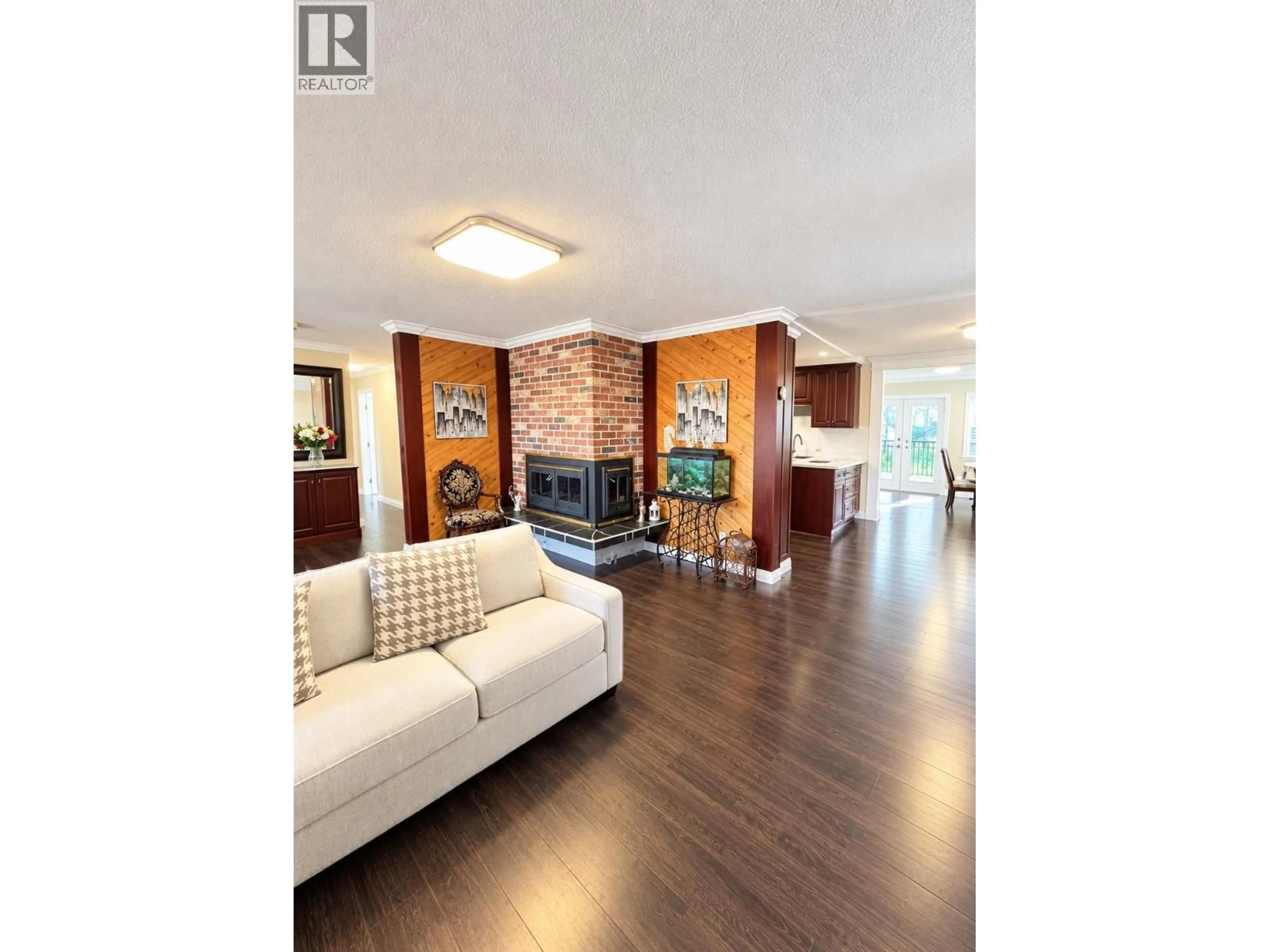 Living room with furniture, wood/laminate floor for 20150 PATTERSON AVENUE, Maple Ridge British Columbia V2X2P4