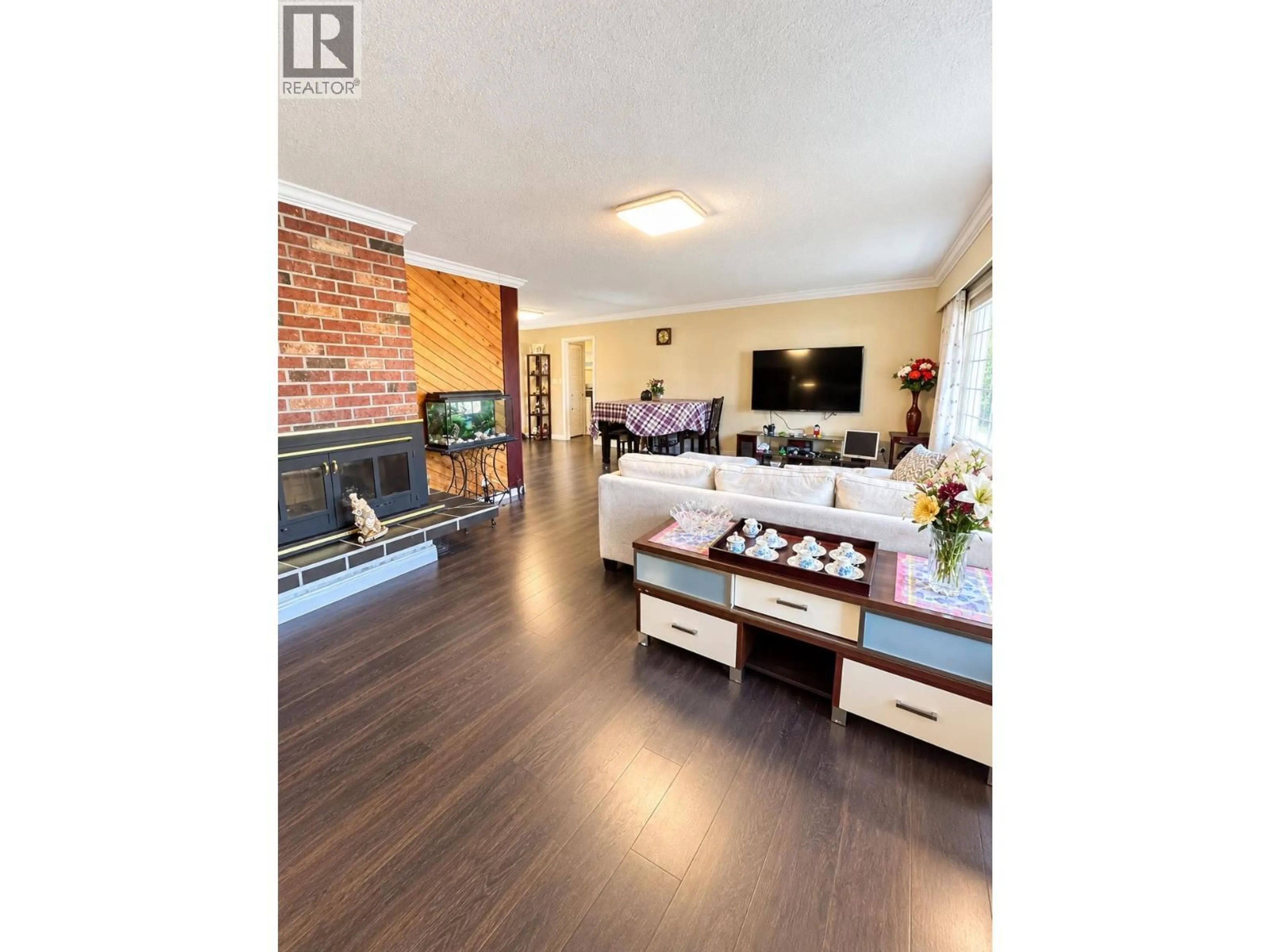 Living room with furniture, wood/laminate floor for 20150 PATTERSON AVENUE, Maple Ridge British Columbia V2X2P4