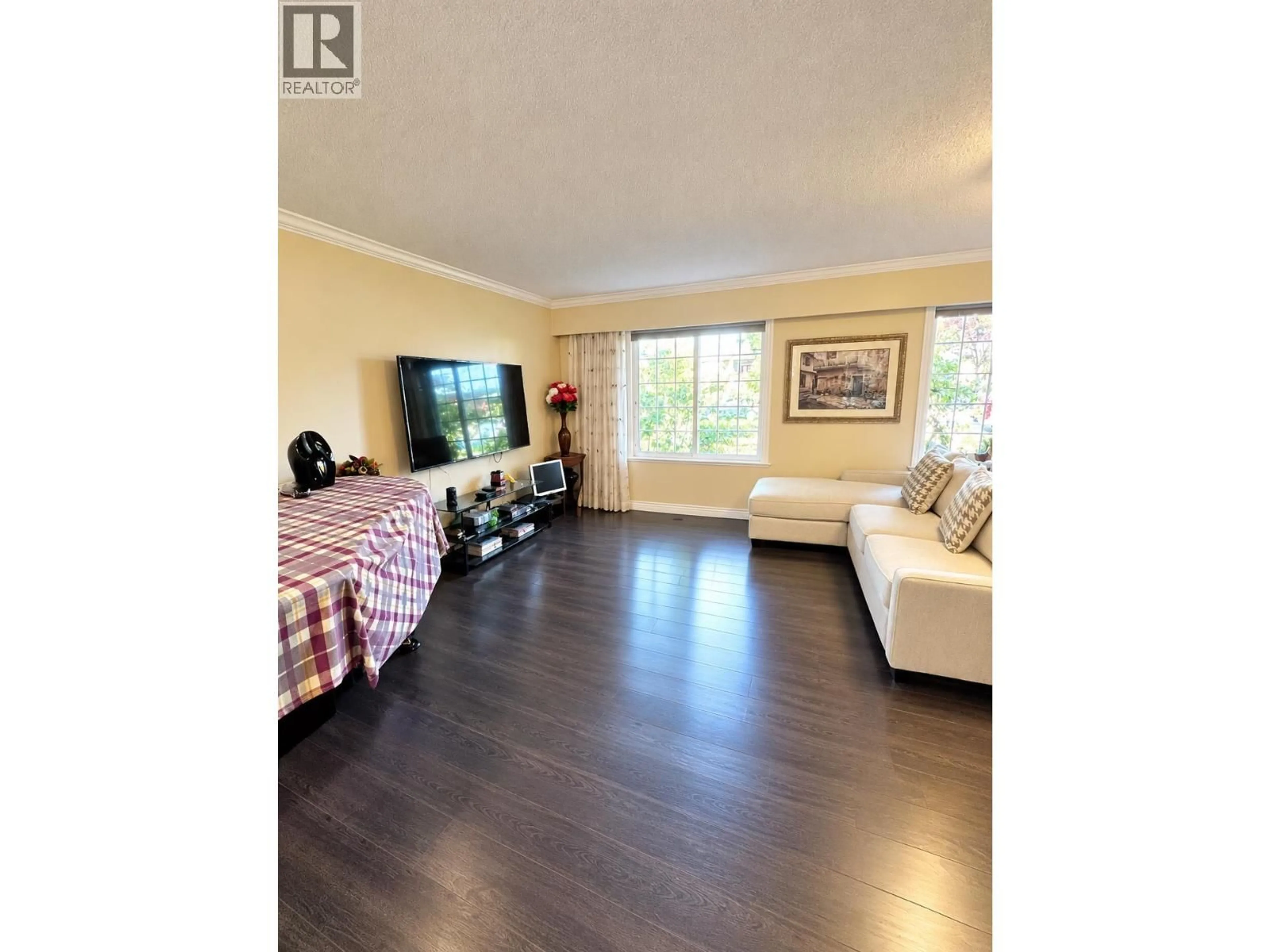 Living room with furniture, wood/laminate floor for 20150 PATTERSON AVENUE, Maple Ridge British Columbia V2X2P4