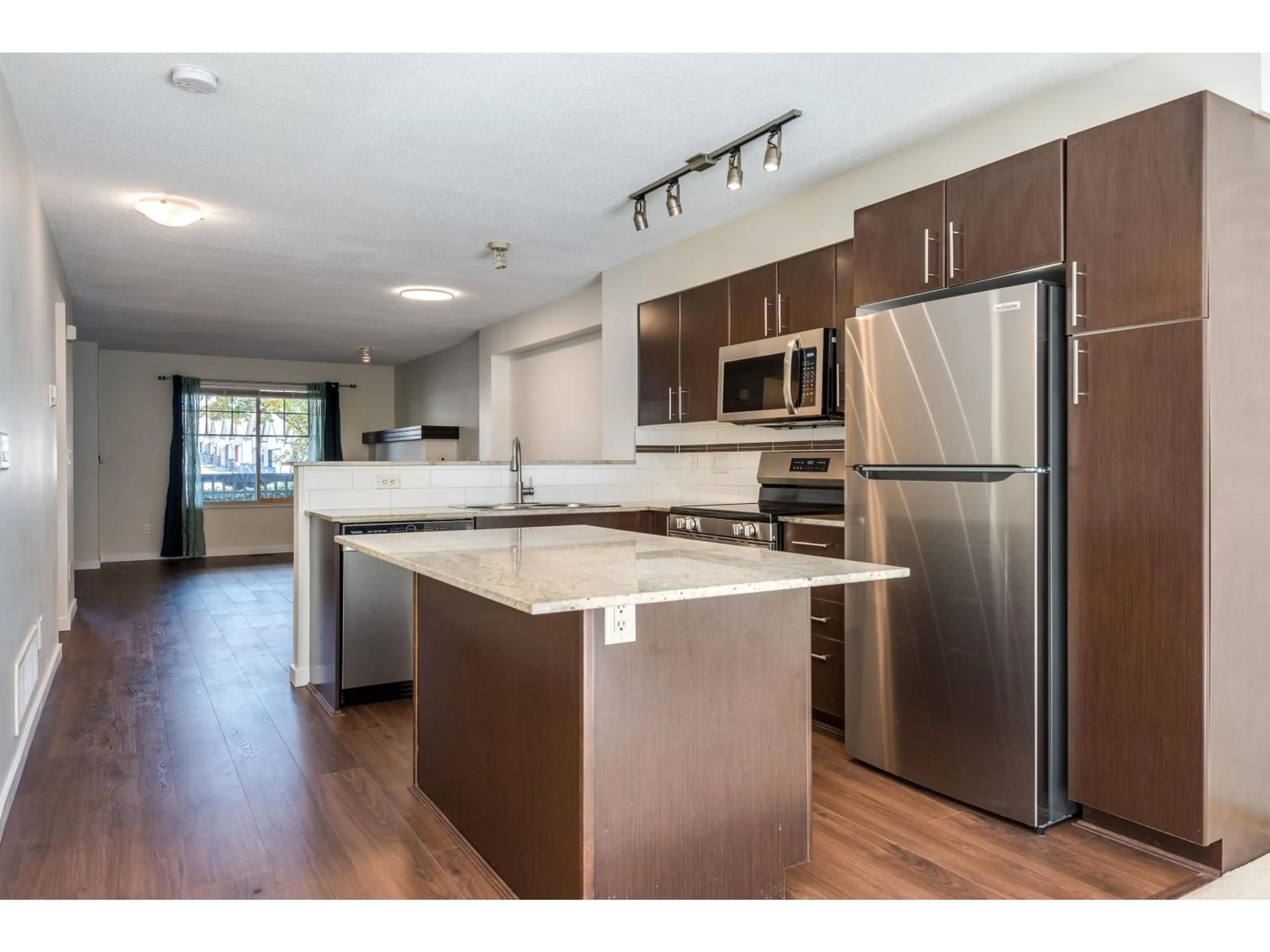 Open concept kitchen, wood/laminate floor for 77 - 19250 65 AVENUE, Surrey British Columbia V4N5R7
