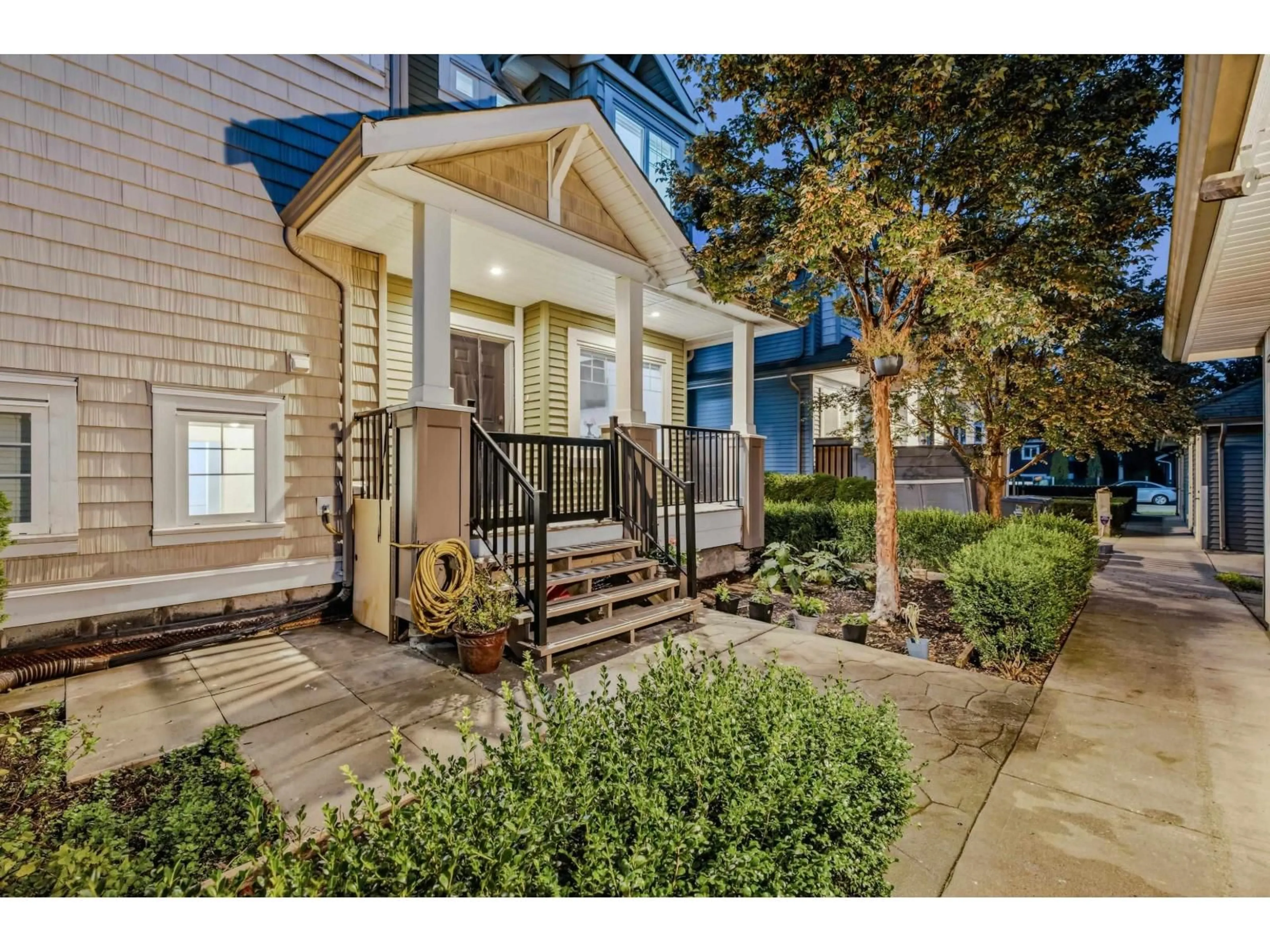 Indoor entryway for B3 - 19292 72A AVENUE, Surrey British Columbia V4N5Y3