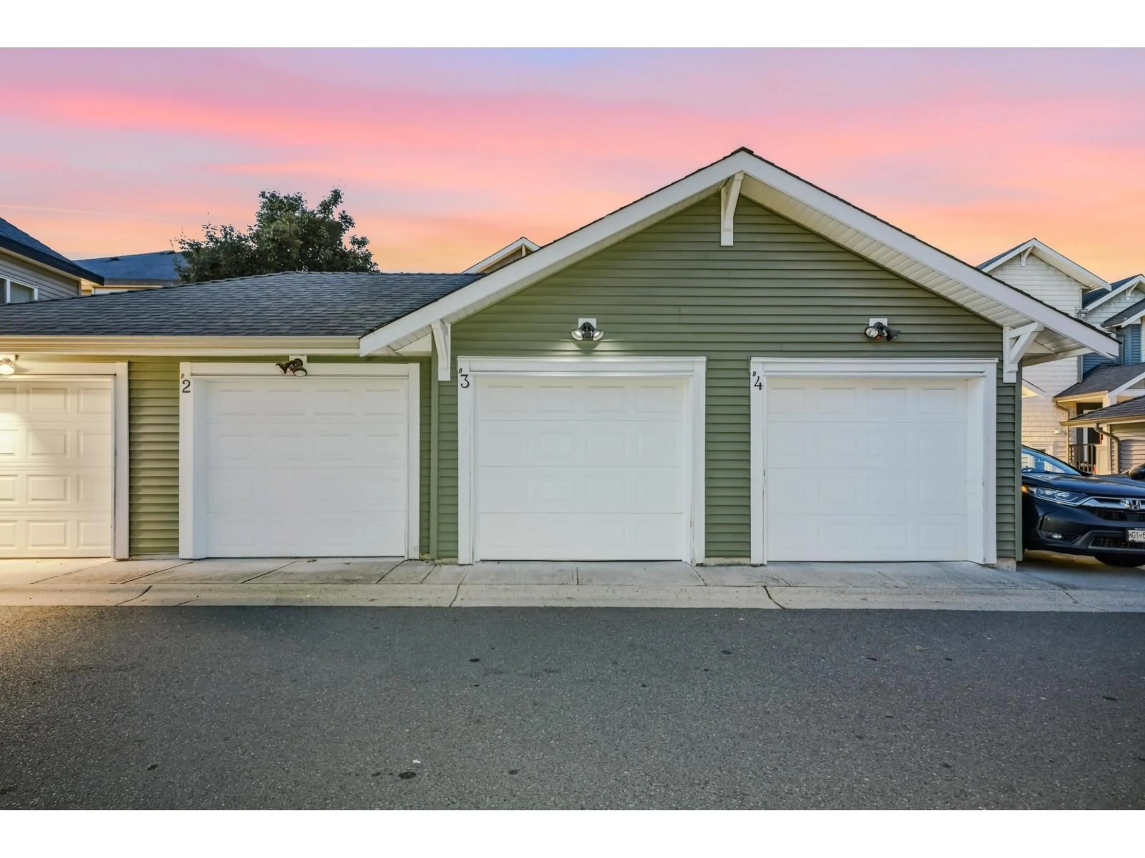 Indoor garage for B3 - 19292 72A AVENUE, Surrey British Columbia V4N5Y3