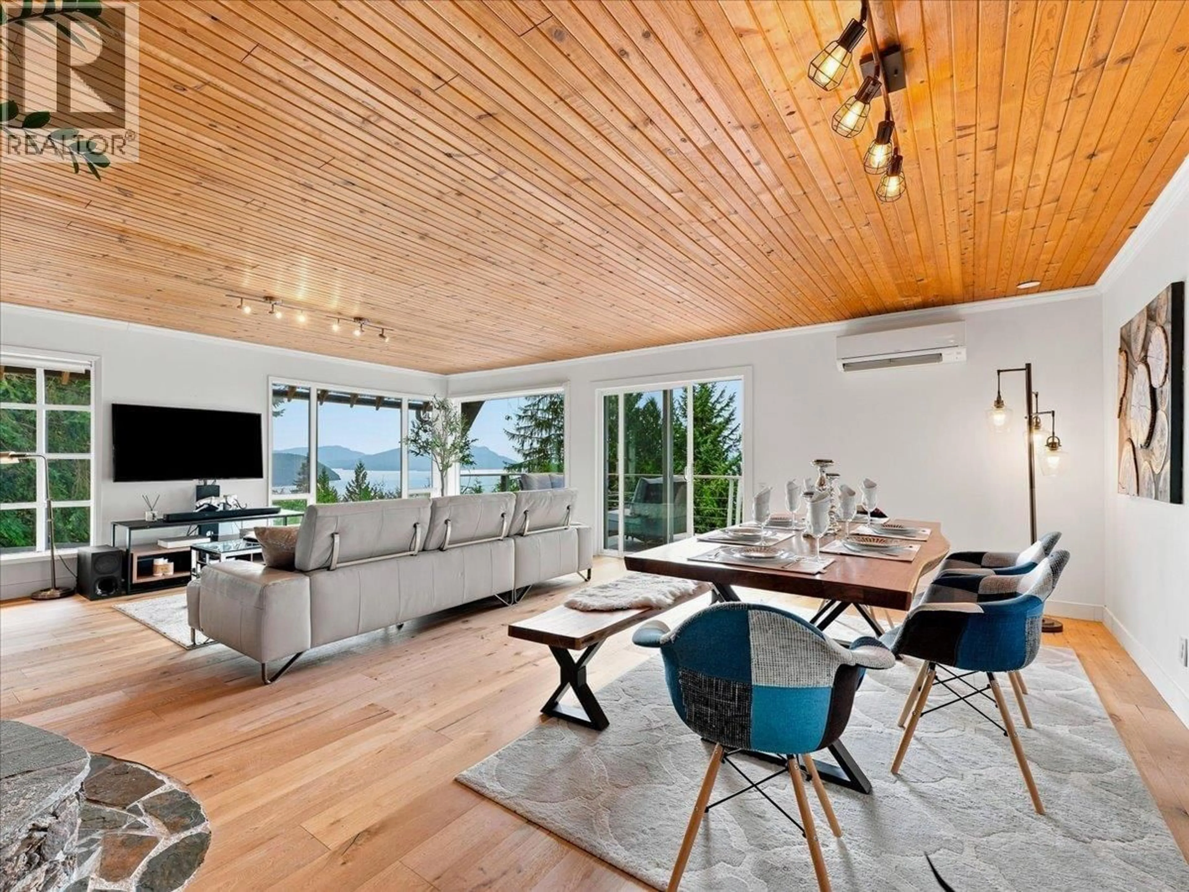 Living room with furniture, wood/laminate floor for 325 BAYVIEW PLACE, Lions Bay British Columbia V0N2E0