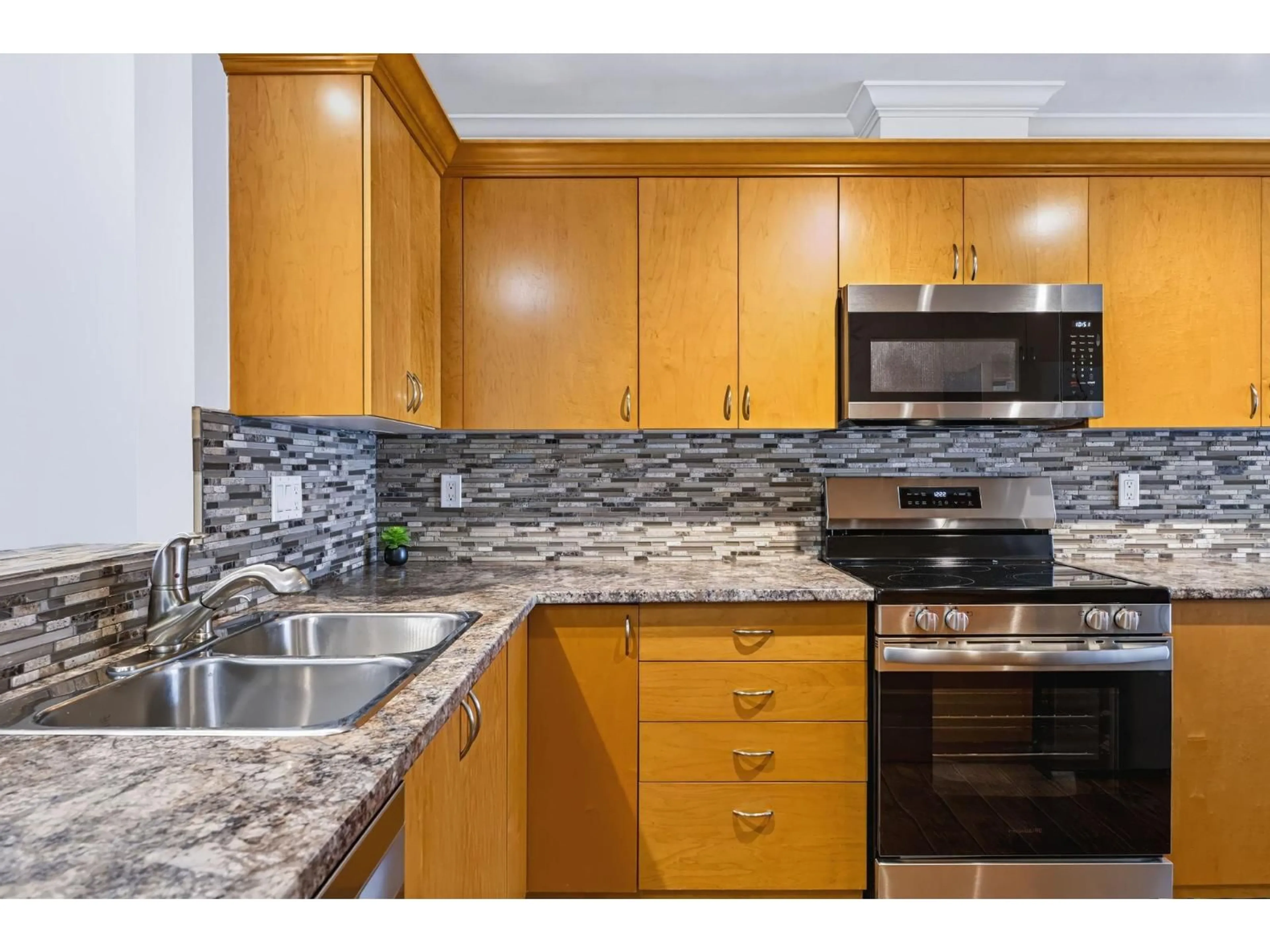 Standard kitchen, unknown for 14 - 17516 4 AVENUE, Surrey British Columbia V3S0R9