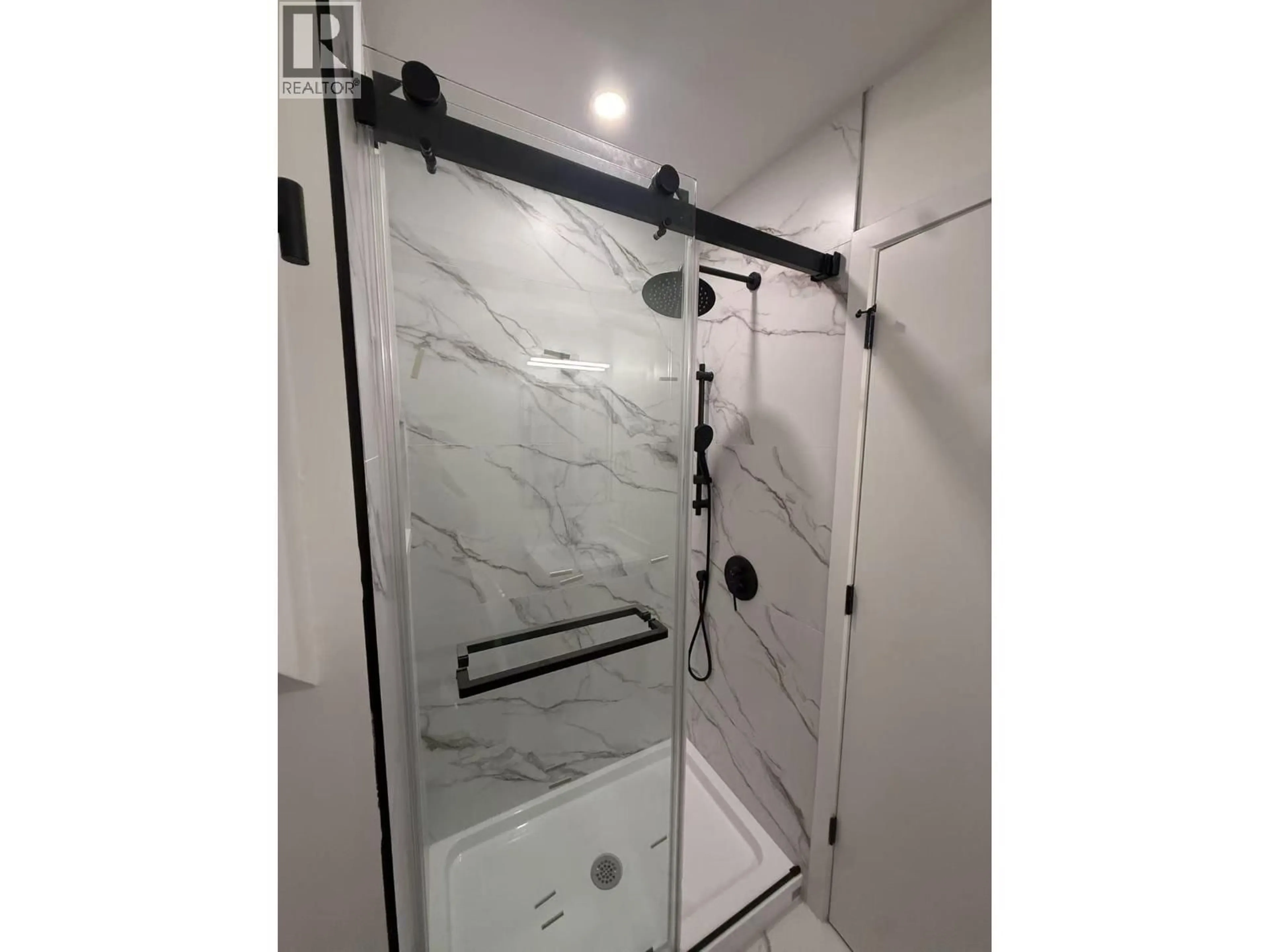 Contemporary bathroom, ceramic/tile floor for 4636 KNIGHT STREET, Vancouver British Columbia V5N3N1
