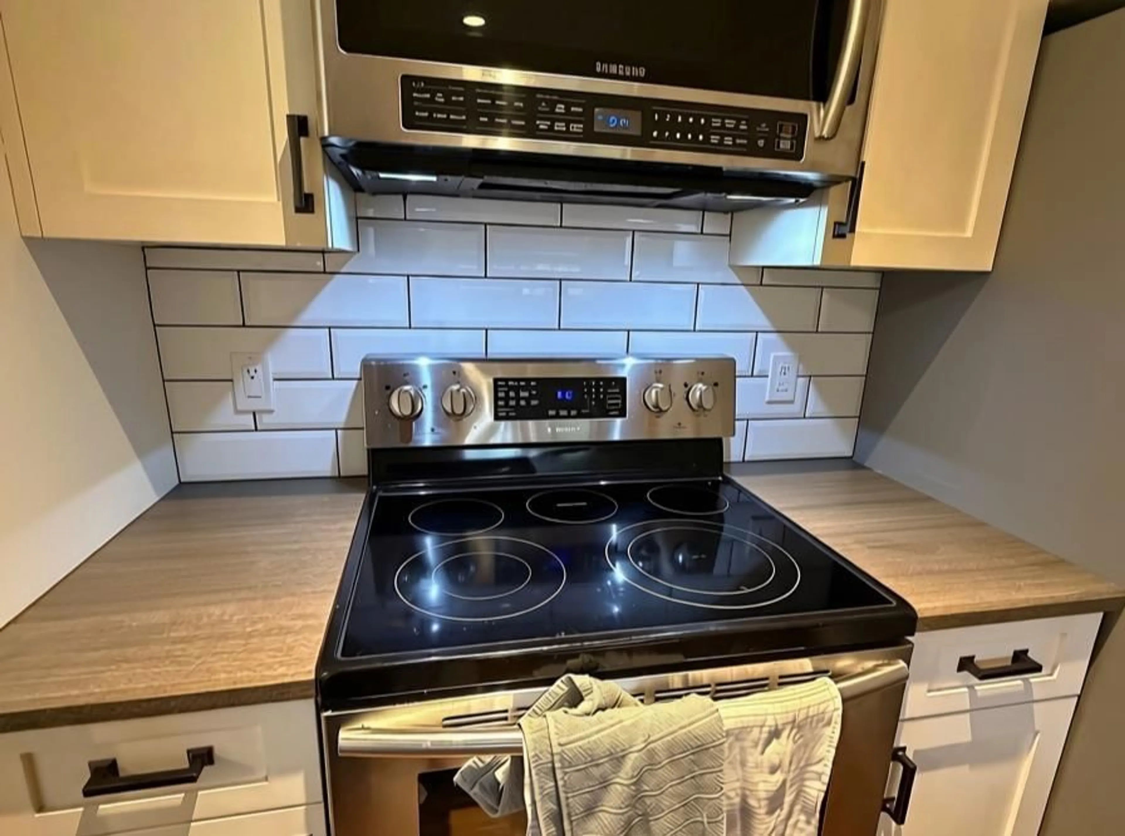 Standard kitchen, ceramic/tile floor for 6992 CENTENNIAL DRIVE, Chilliwack British Columbia V2R4C7