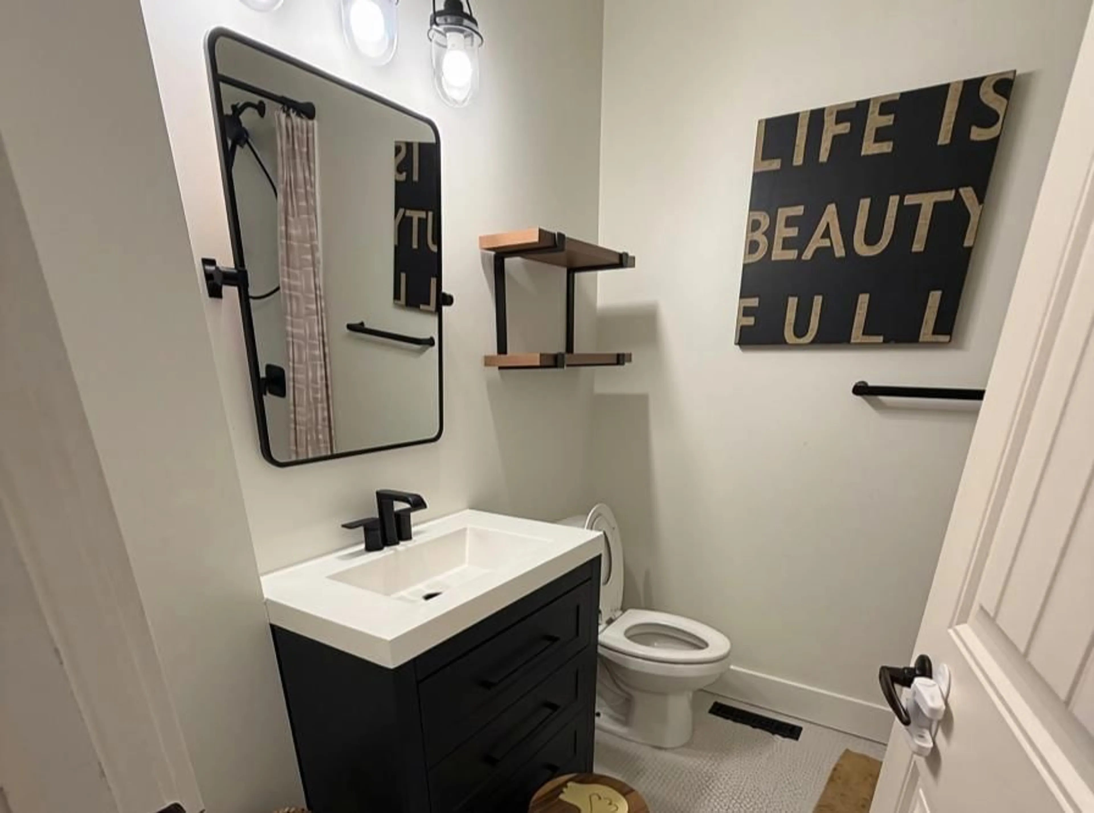 Standard bathroom, ceramic/tile floor for 6992 CENTENNIAL DRIVE, Chilliwack British Columbia V2R4C7