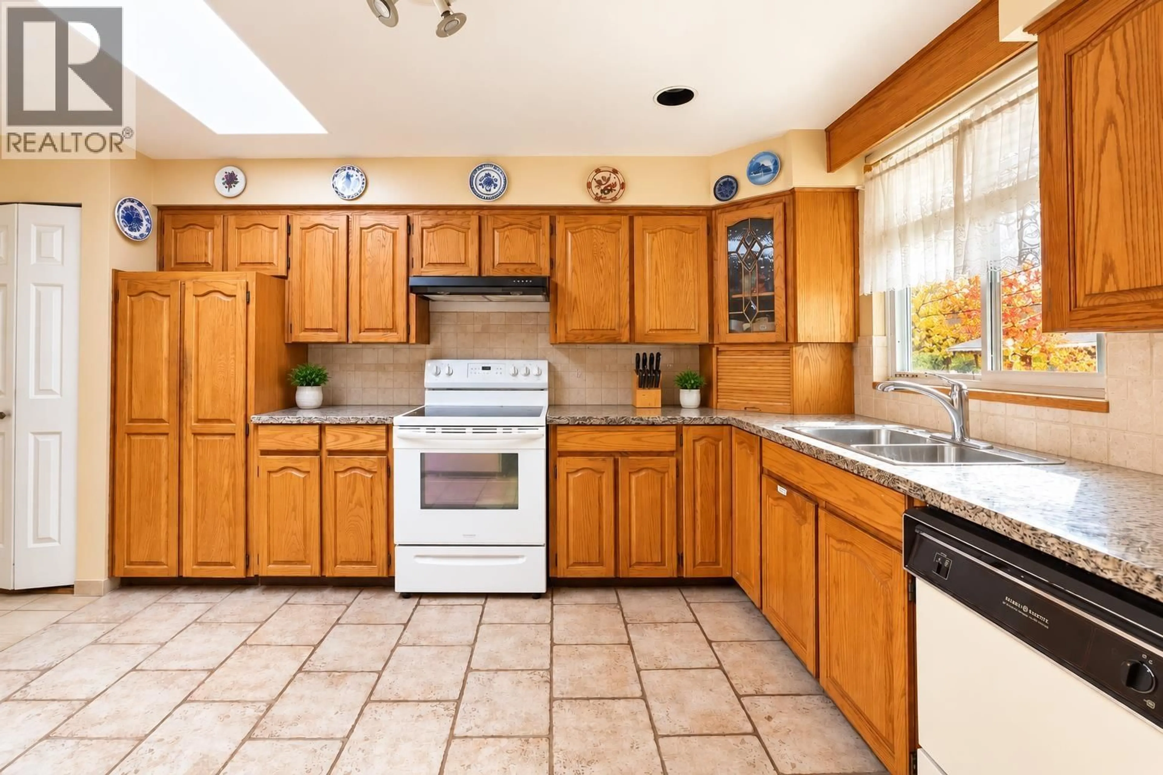 Standard kitchen, ceramic/tile floor for 1180 DEVONSHIRE CRESCENT, Vancouver British Columbia V6H2G1