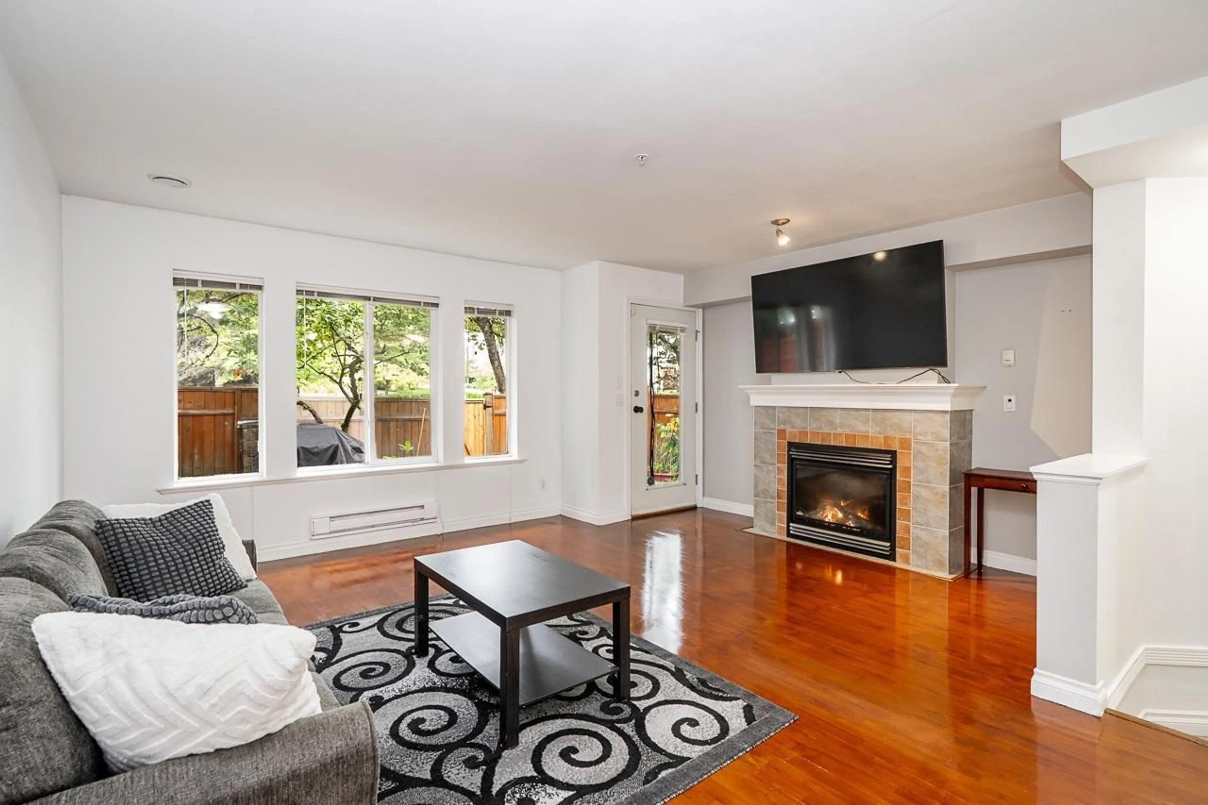 Living room with furniture, wood/laminate floor for 25 - 20875 88 AVENUE, Langley British Columbia V1M3K1