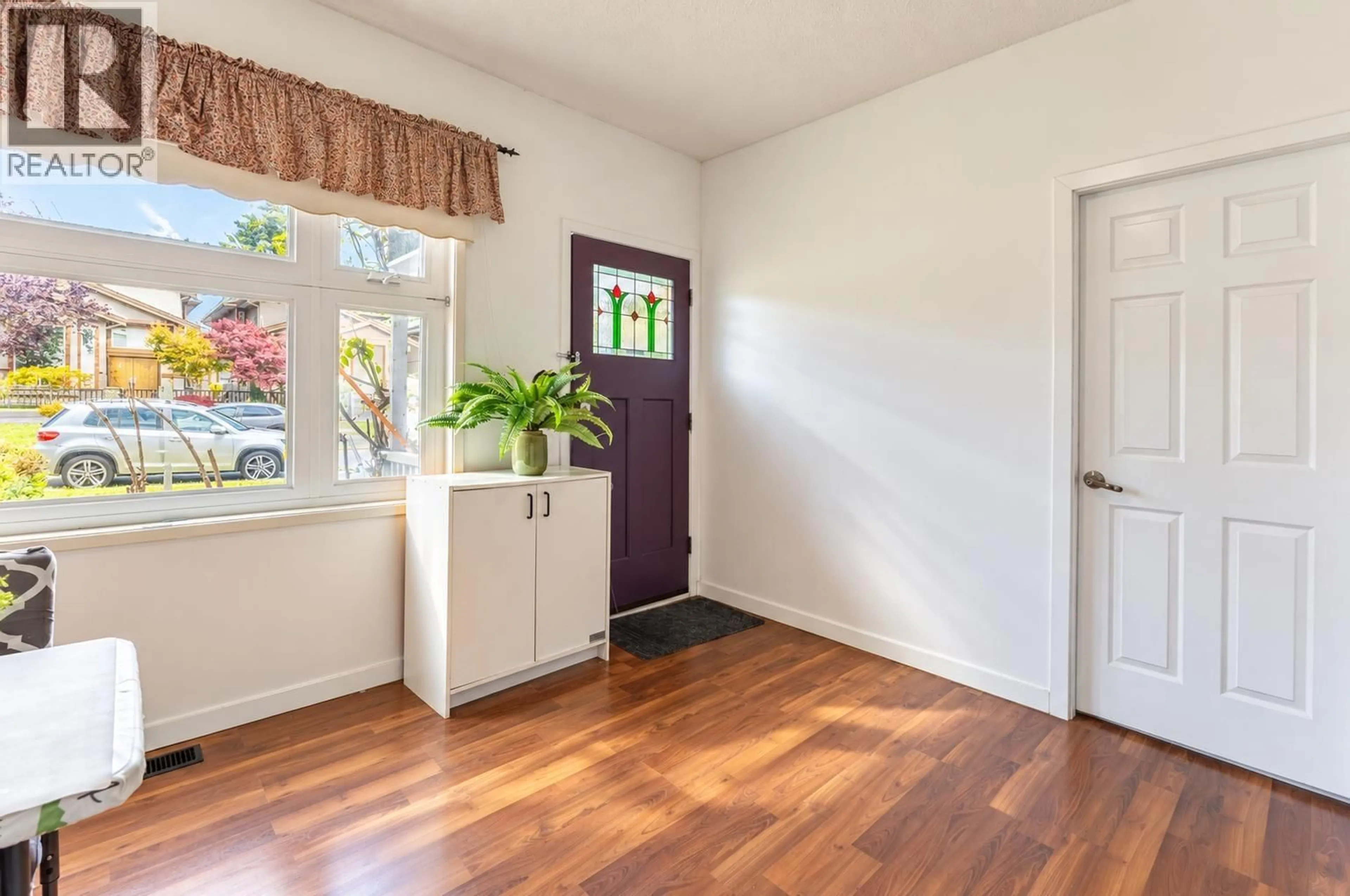 Indoor entryway for 7620 14TH AVENUE, Burnaby British Columbia V3N2A5