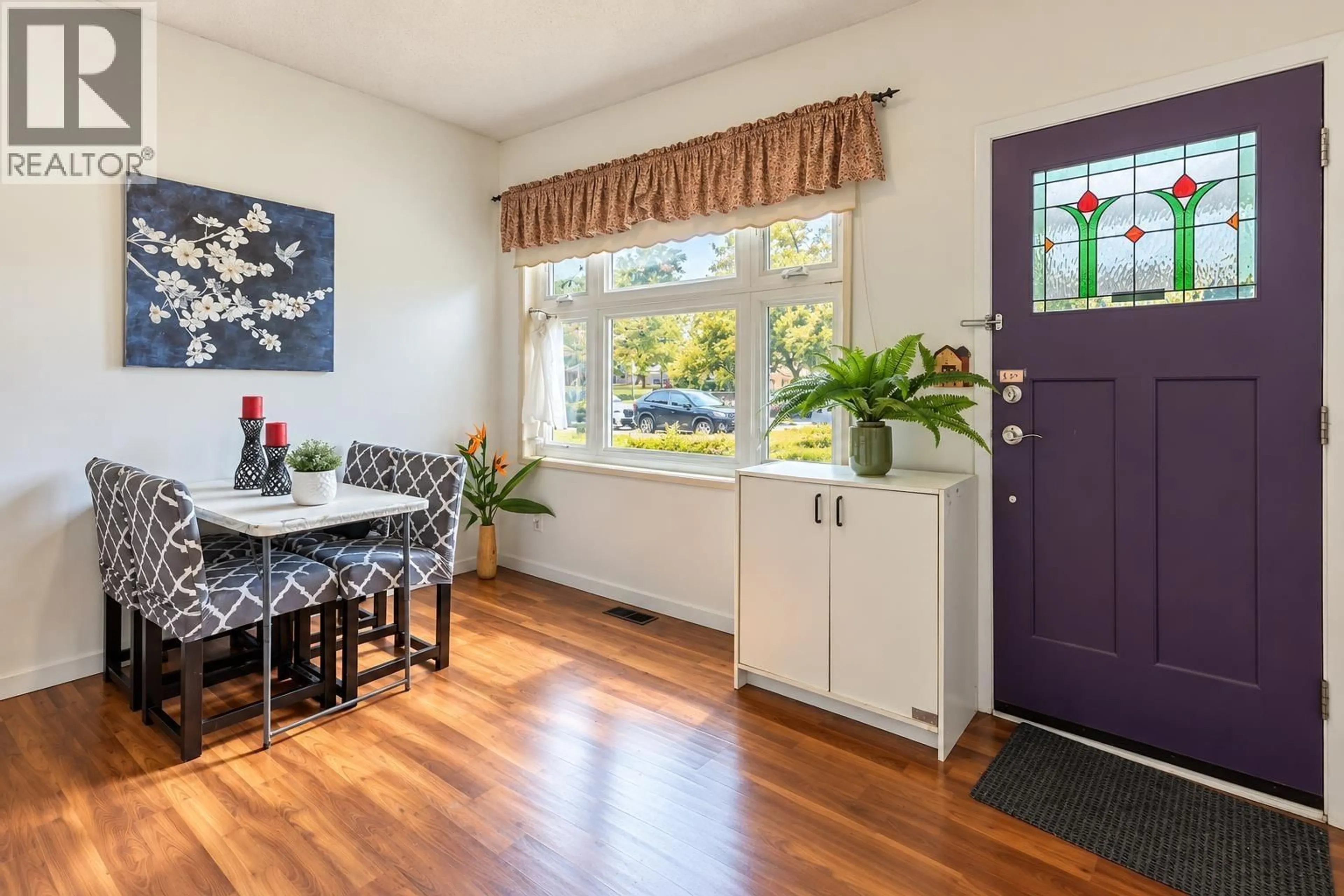 Indoor entryway for 7620 14TH AVENUE, Burnaby British Columbia V3N2A5