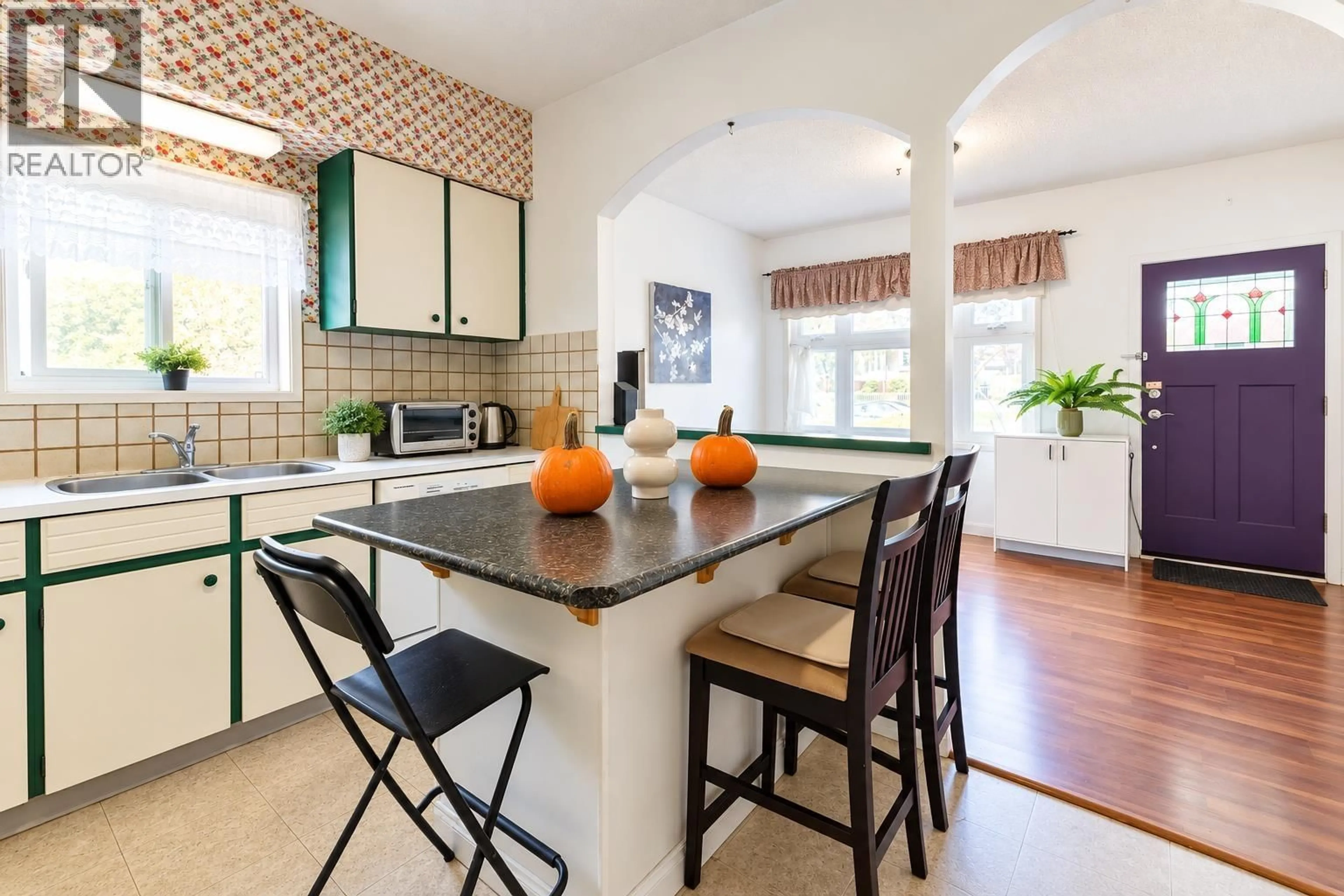 Open concept kitchen, ceramic/tile floor for 7620 14TH AVENUE, Burnaby British Columbia V3N2A5