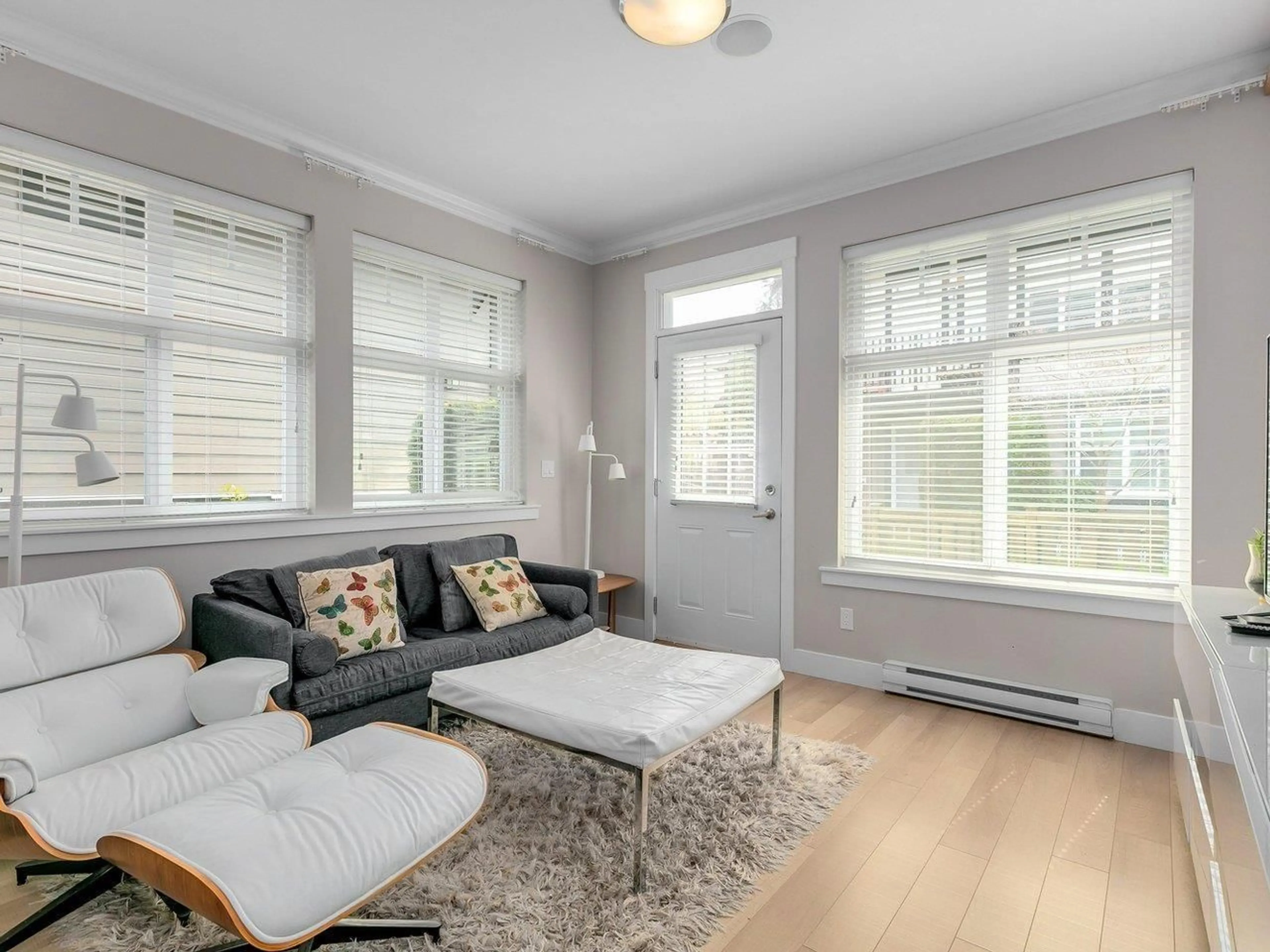 Living room with furniture, wood/laminate floor for 27 - 6350 142 STREET, Surrey British Columbia V3X1B8
