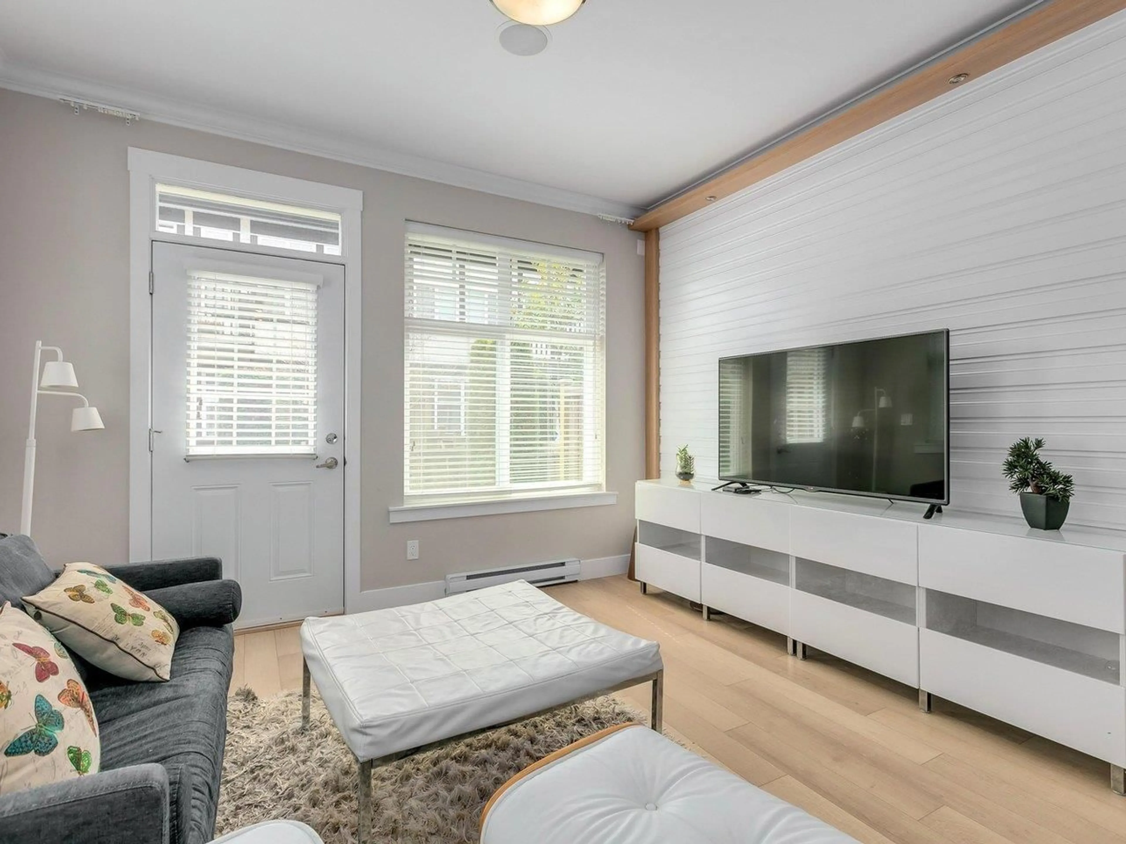 Living room with furniture, wood/laminate floor for 27 - 6350 142 STREET, Surrey British Columbia V3X1B8