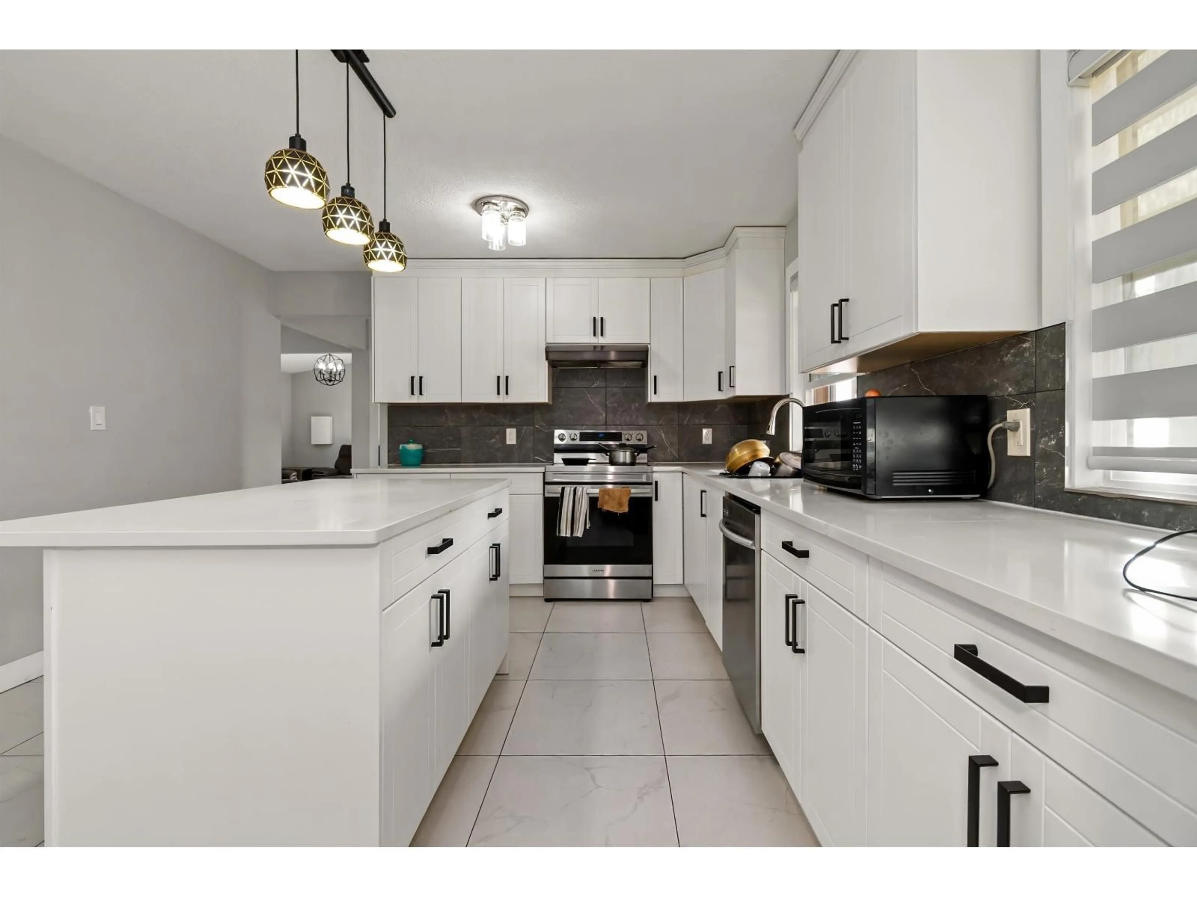 Open concept kitchen, ceramic/tile floor for 48247 YALE ROAD, Chilliwack British Columbia V4Z0A8