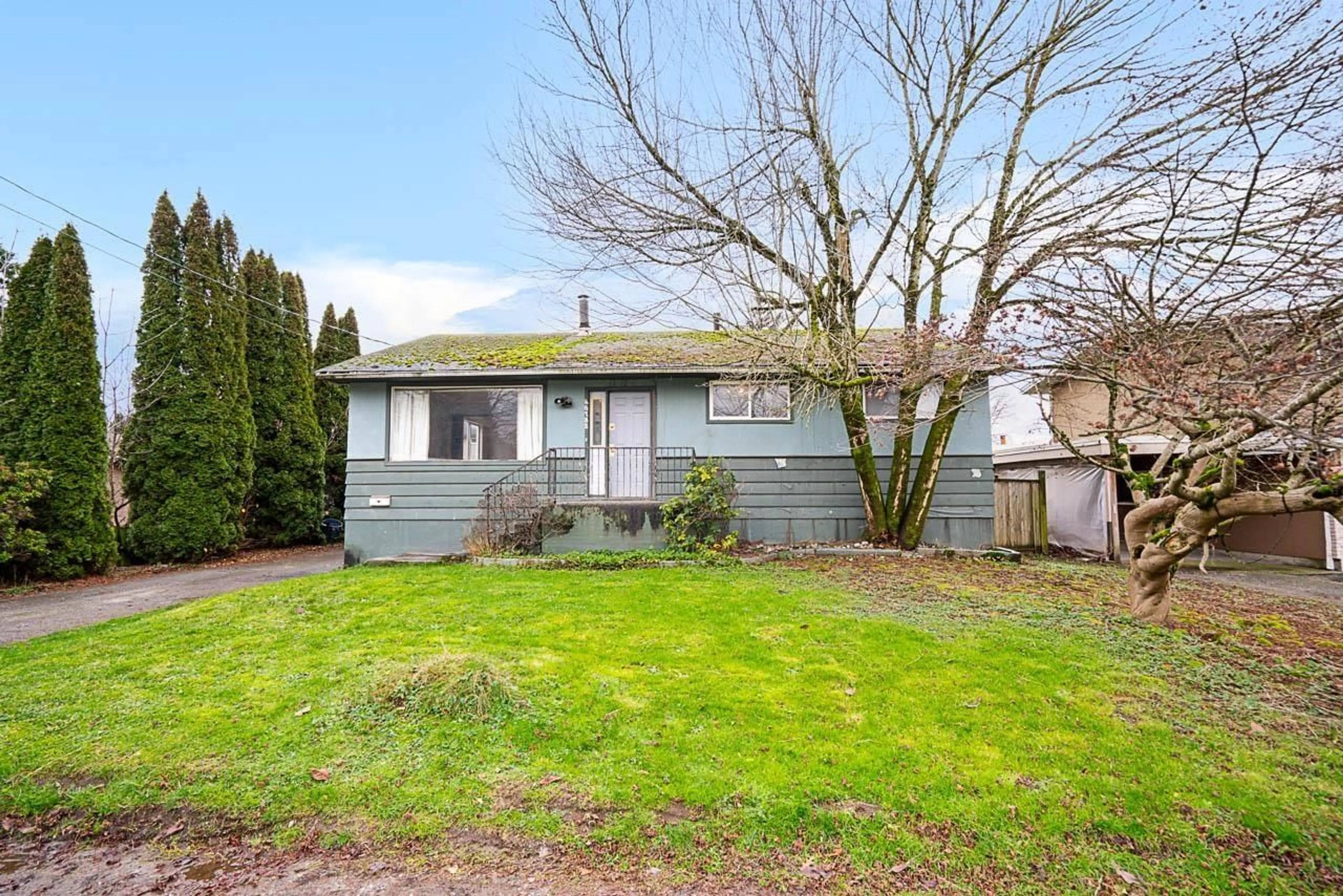 Home with vinyl exterior material, street for 46782 FIRST AVENUE, Chilliwack British Columbia V2P1X7