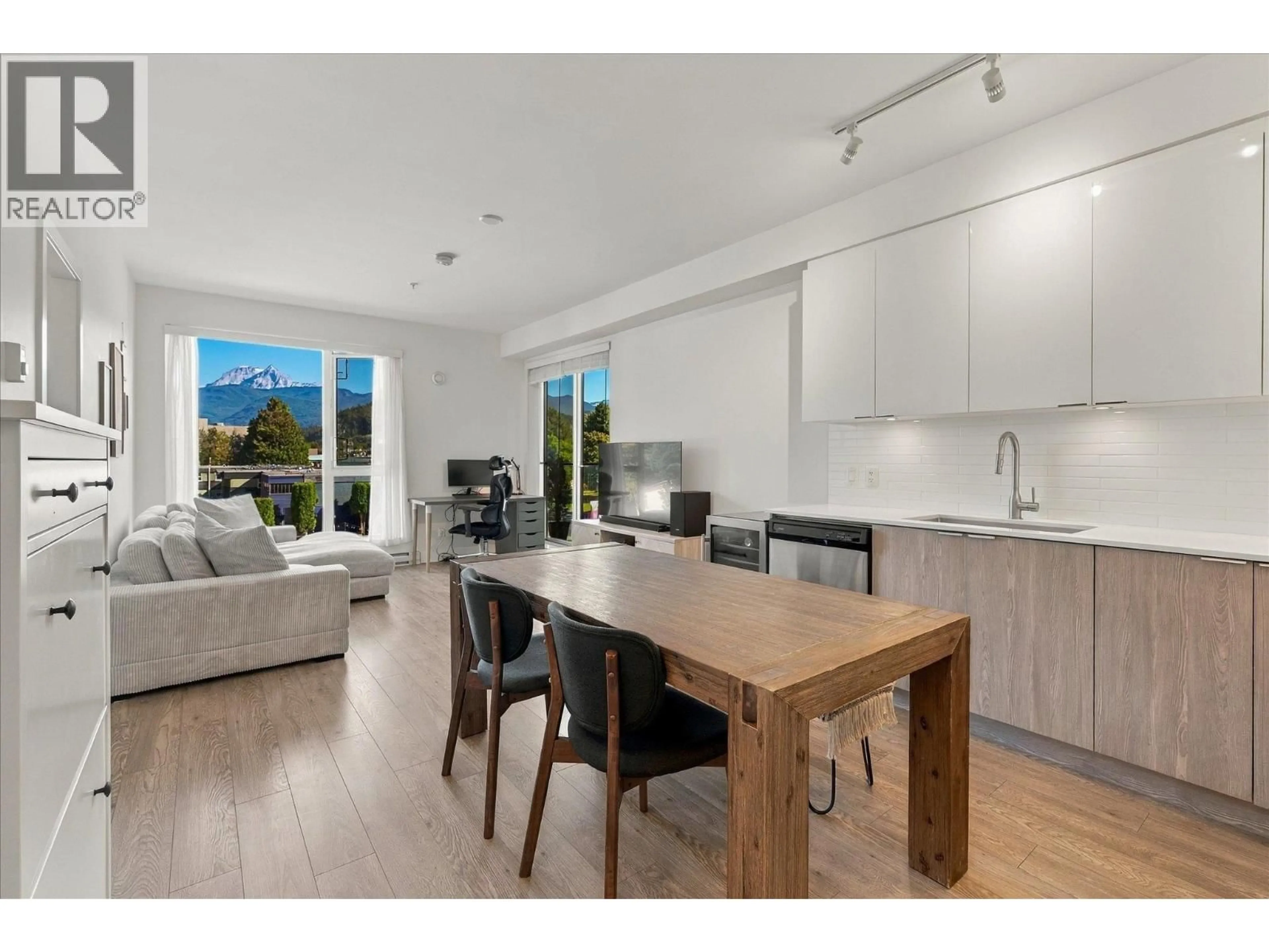 Open concept kitchen, wood/laminate floor for 324 37881 CLEVELAND AVENUE, Squamish British Columbia V8B0Z7