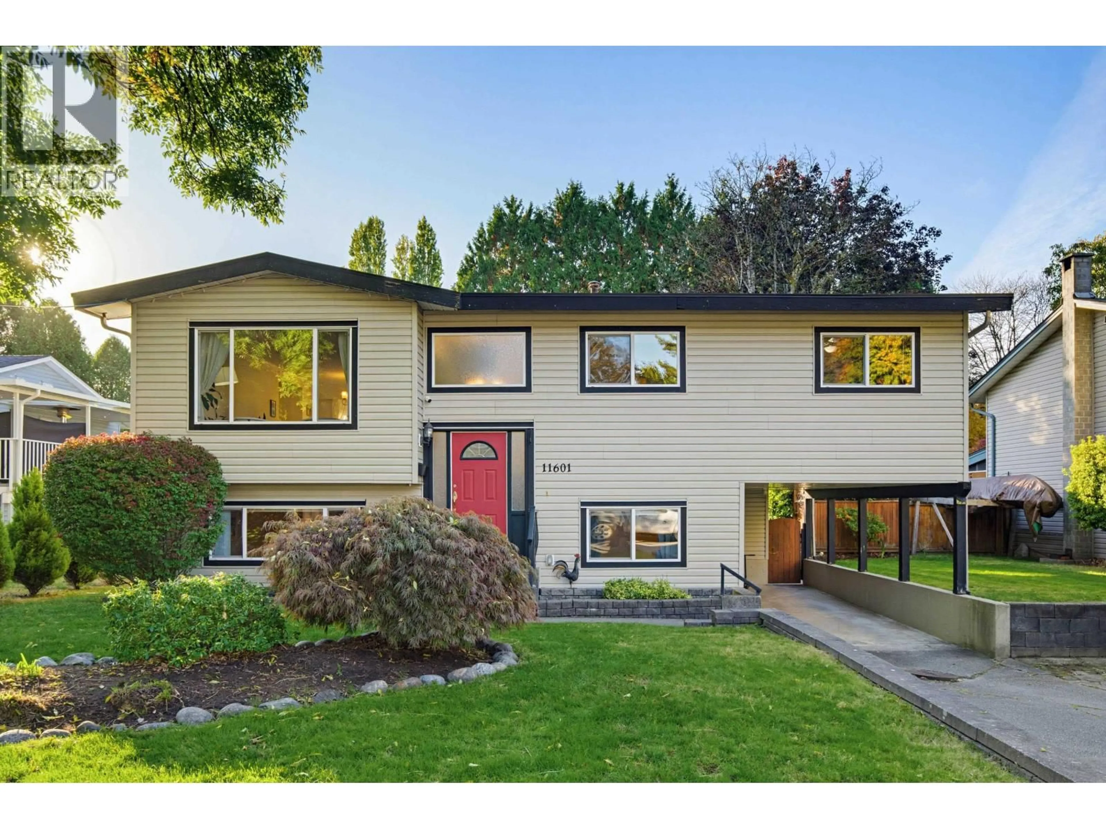 Home with vinyl exterior material, street for 11601 211 STREET, Maple Ridge British Columbia V2X7T5