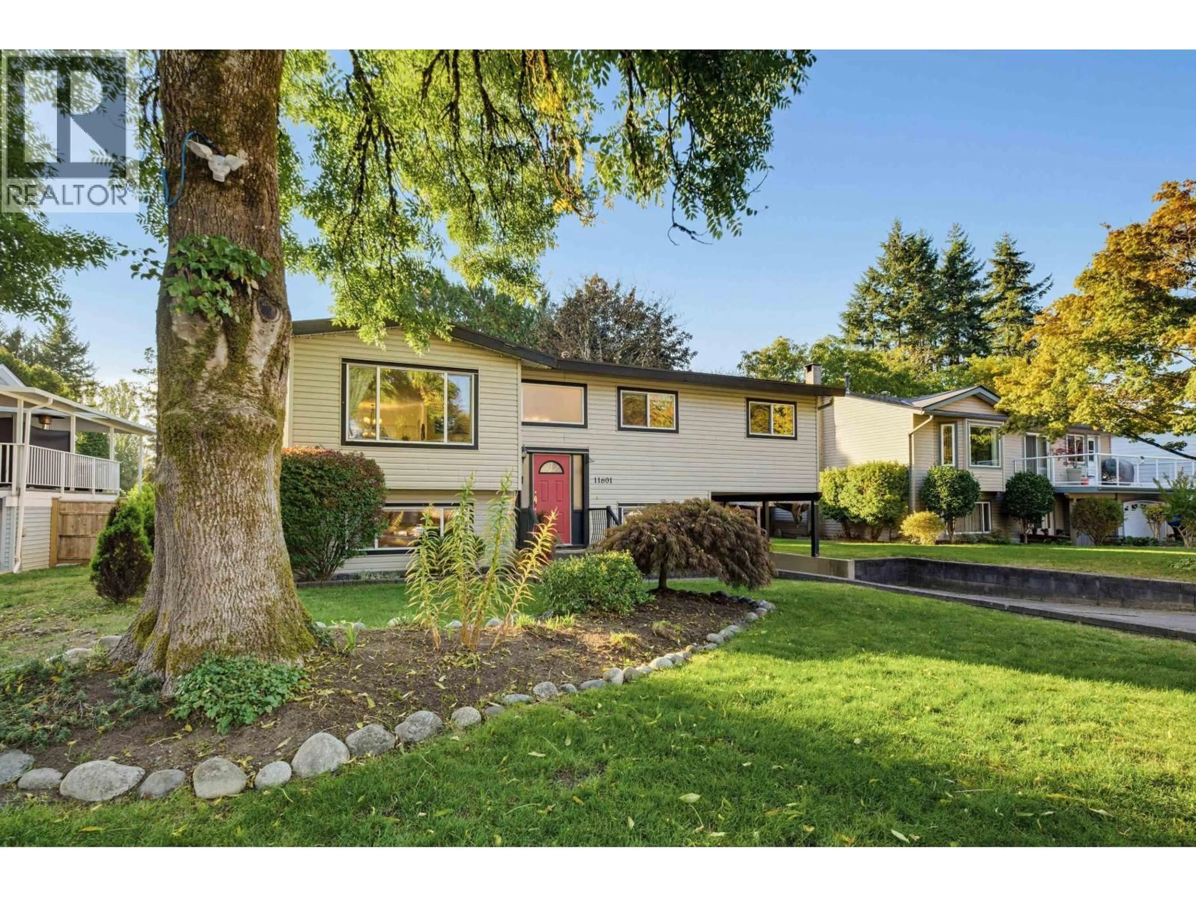 Home with vinyl exterior material, street for 11601 211 STREET, Maple Ridge British Columbia V2X7T5