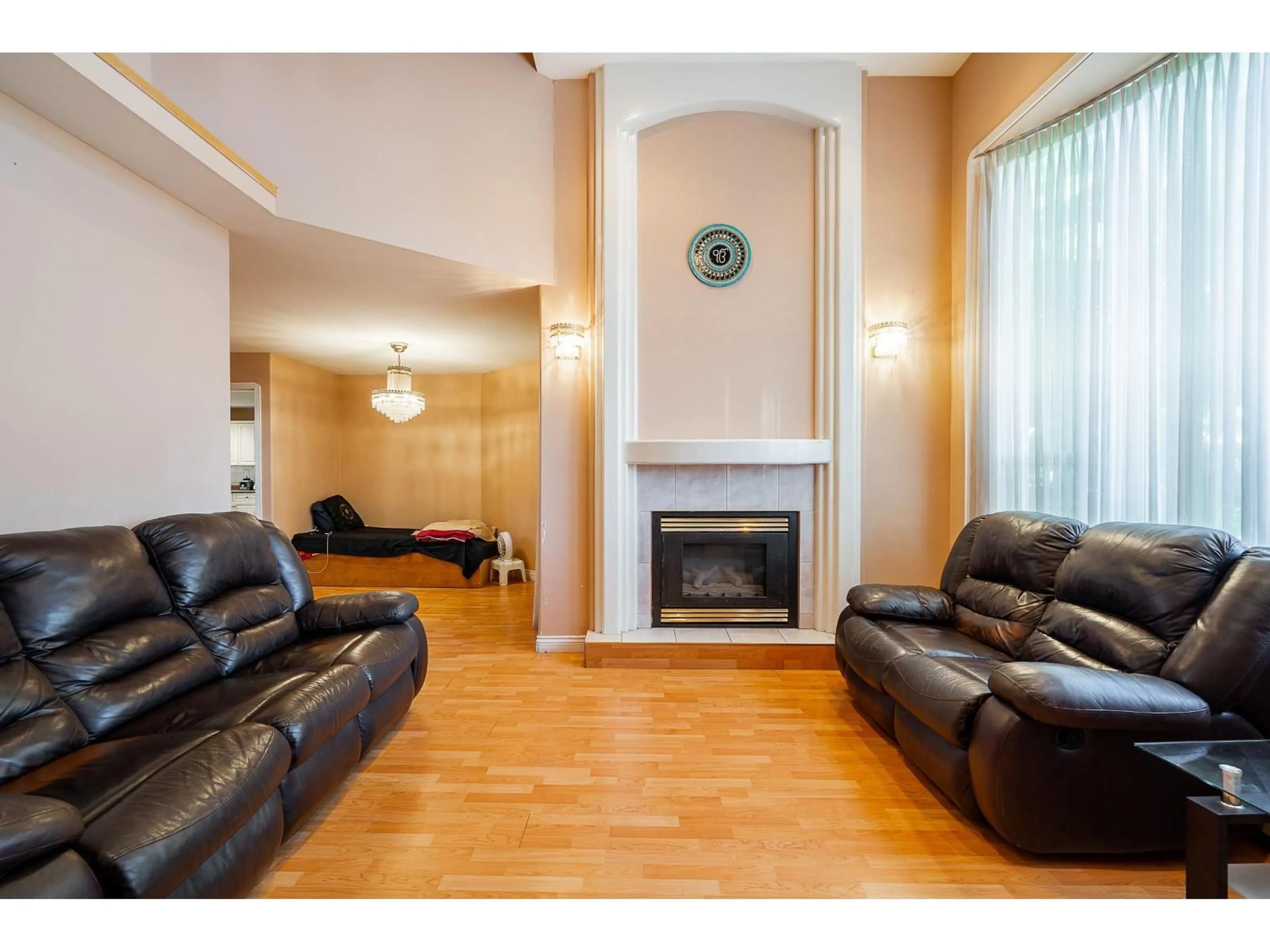 Living room with furniture, unknown for 13107 74 AVENUE, Surrey British Columbia V3W1C3