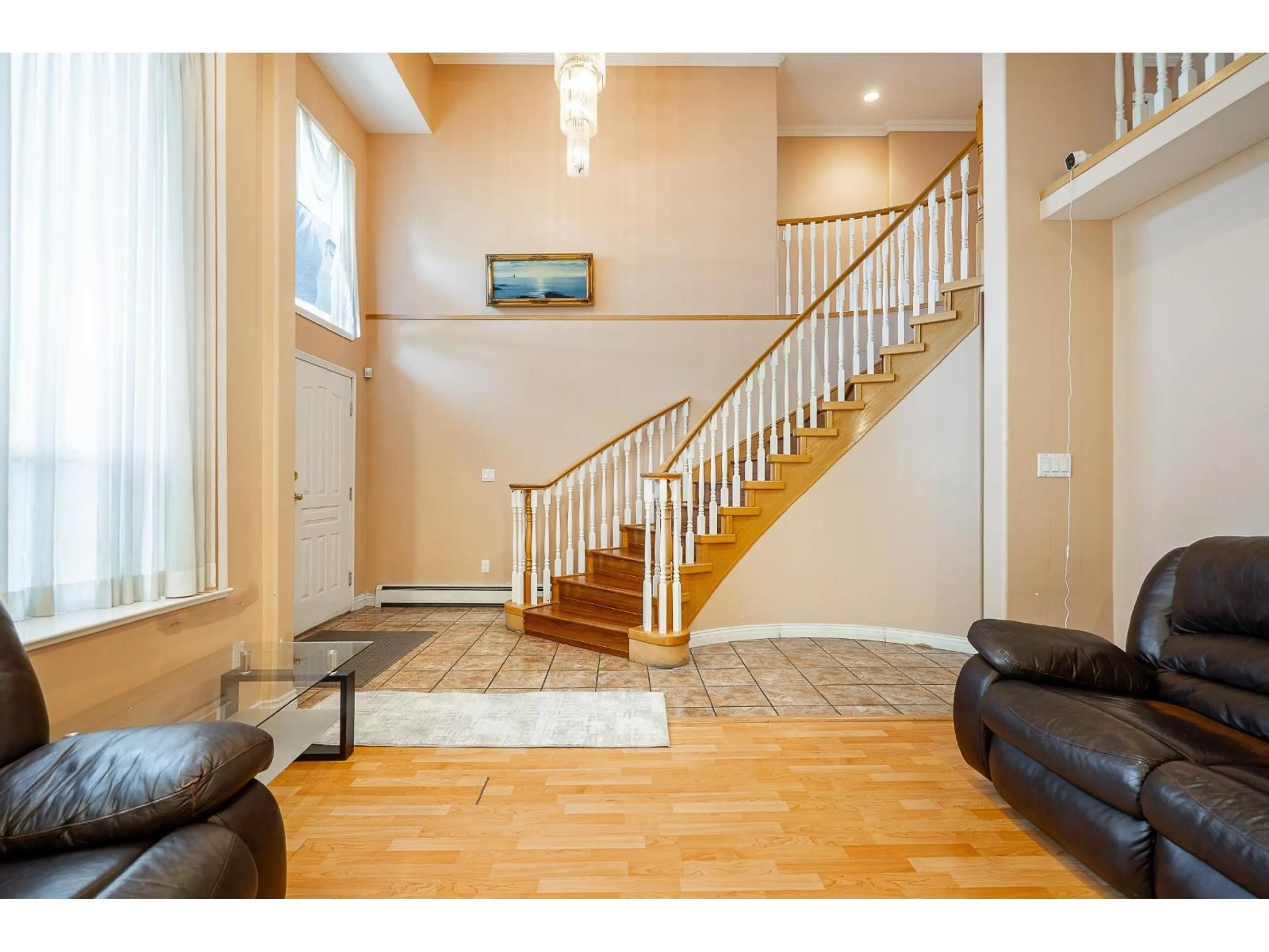 Indoor foyer for 13107 74 AVENUE, Surrey British Columbia V3W1C3