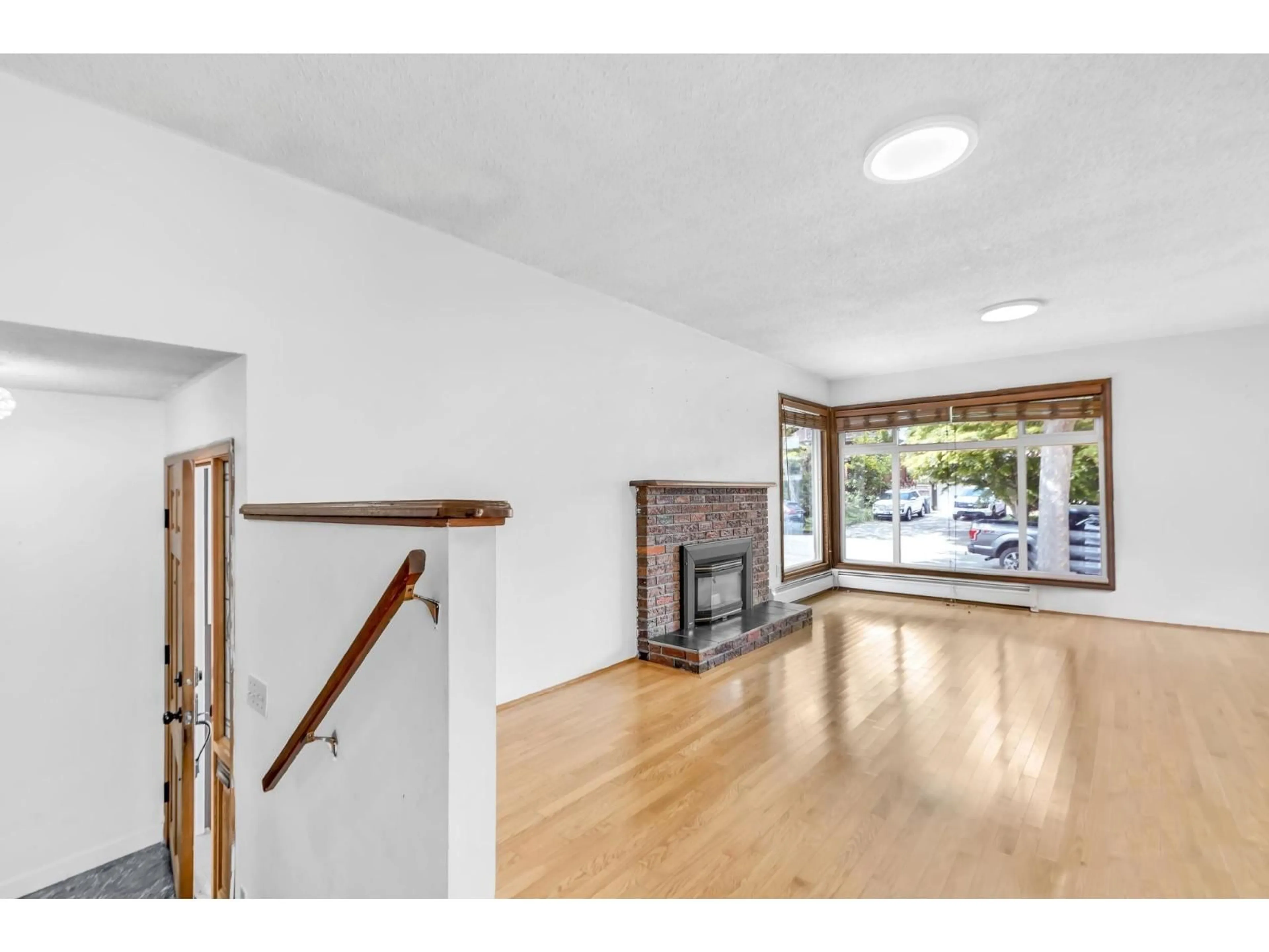 Indoor foyer for 12881 CARLUKE CRESCENT, Surrey British Columbia V3V6Y9