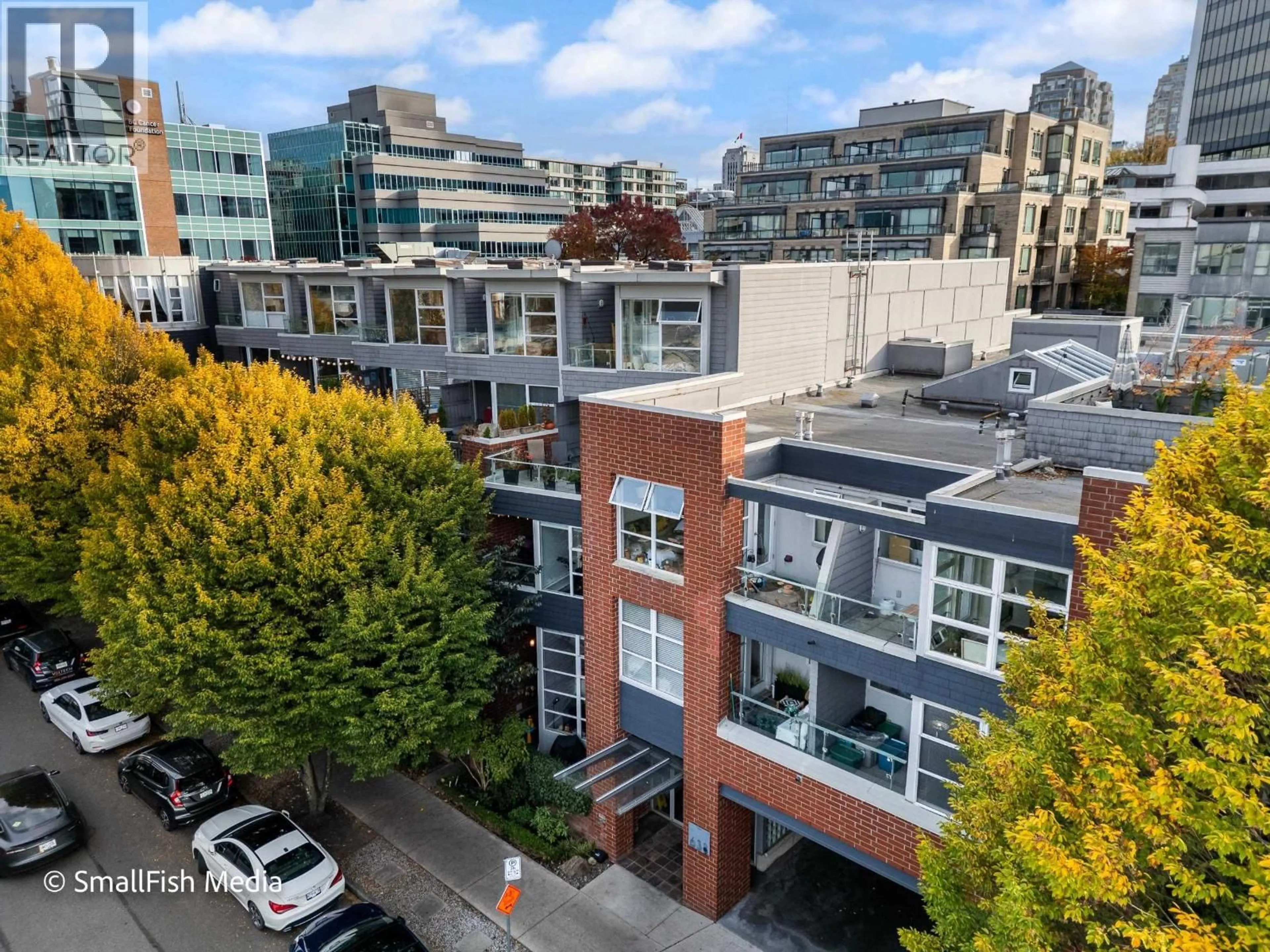 A pic from outside/outdoor area/front of a property/back of a property/a pic from drone, city buildings view from balcony for 322 - 638 7TH AVENUE, Vancouver British Columbia V5Z1B5