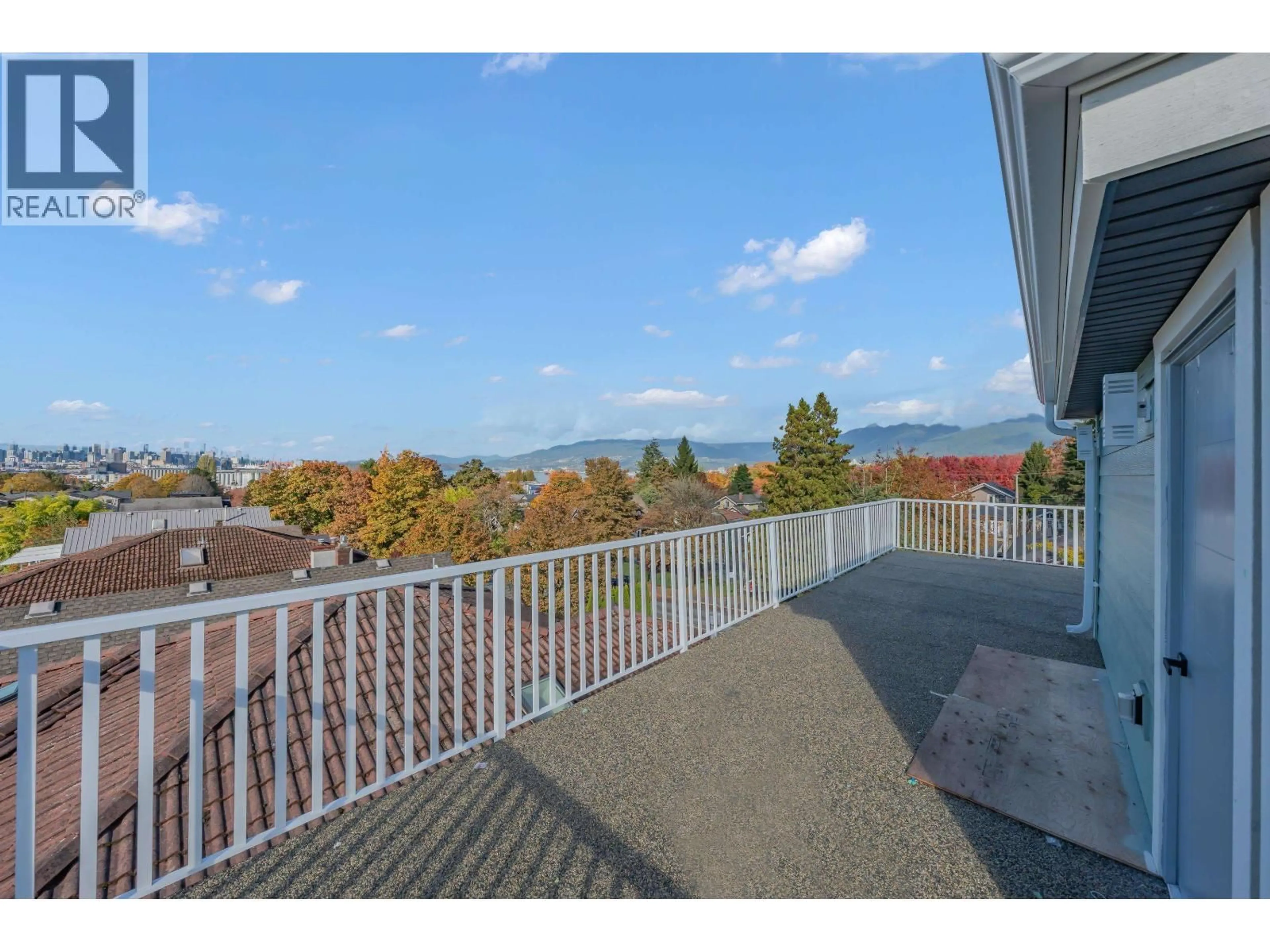 Patio, water/lake/river/ocean view for 1 - 2554 DUNDAS STREET, Vancouver British Columbia V5K1P8