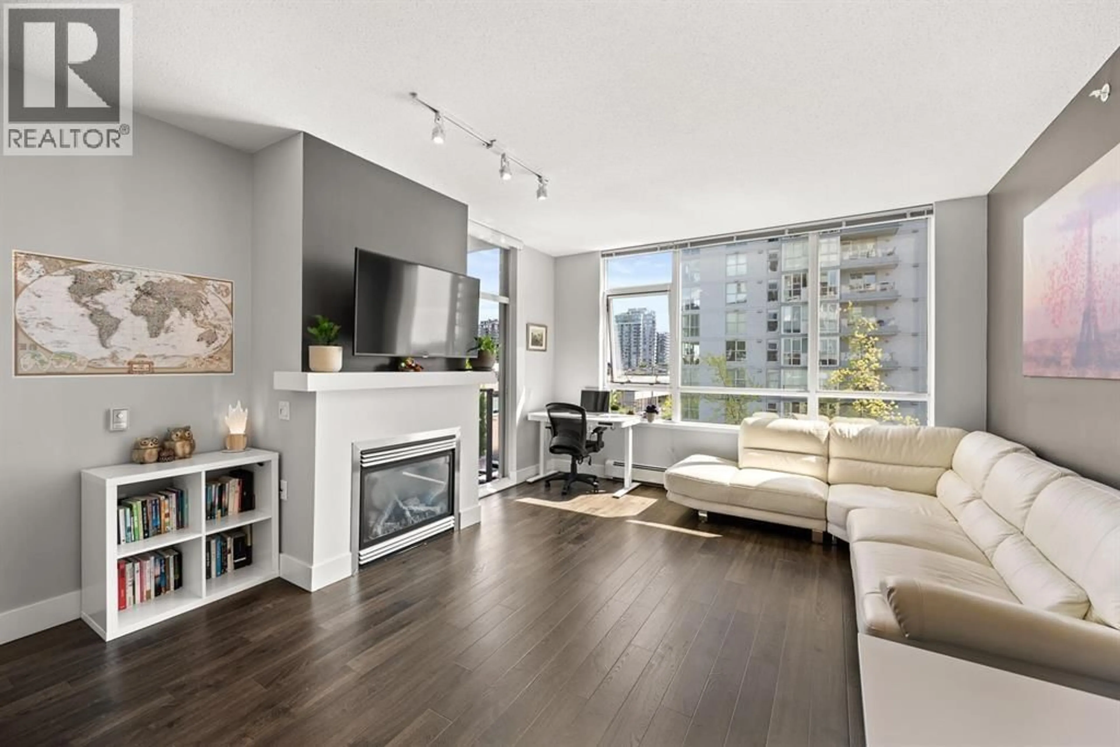 Living room with furniture, unknown for 405 - 120 16 STREET, North Vancouver British Columbia V7M3N6