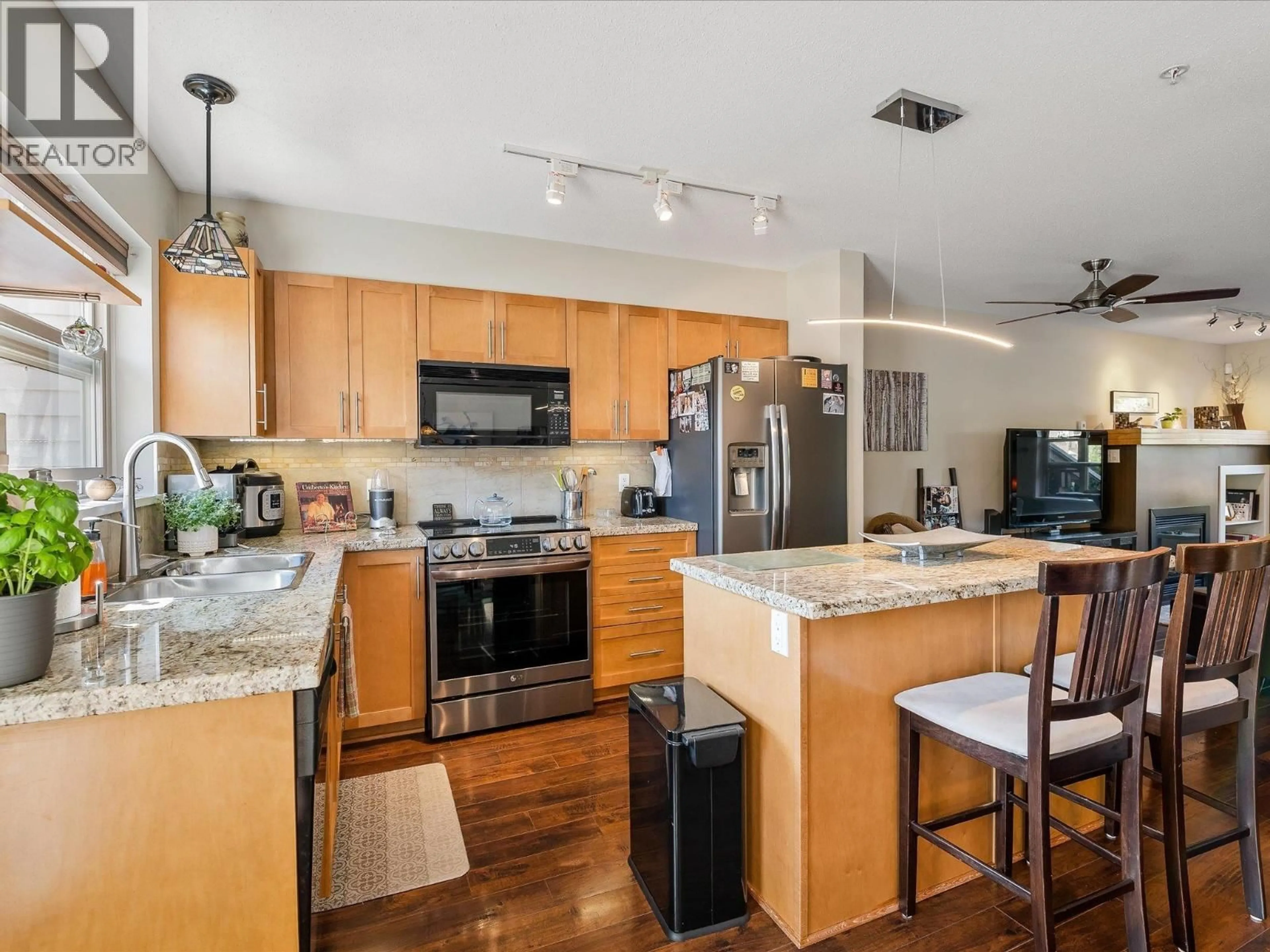 Open concept kitchen, wood/laminate floor for 1216 VILLAGE GREEN WAY, Squamish British Columbia V8B0N5