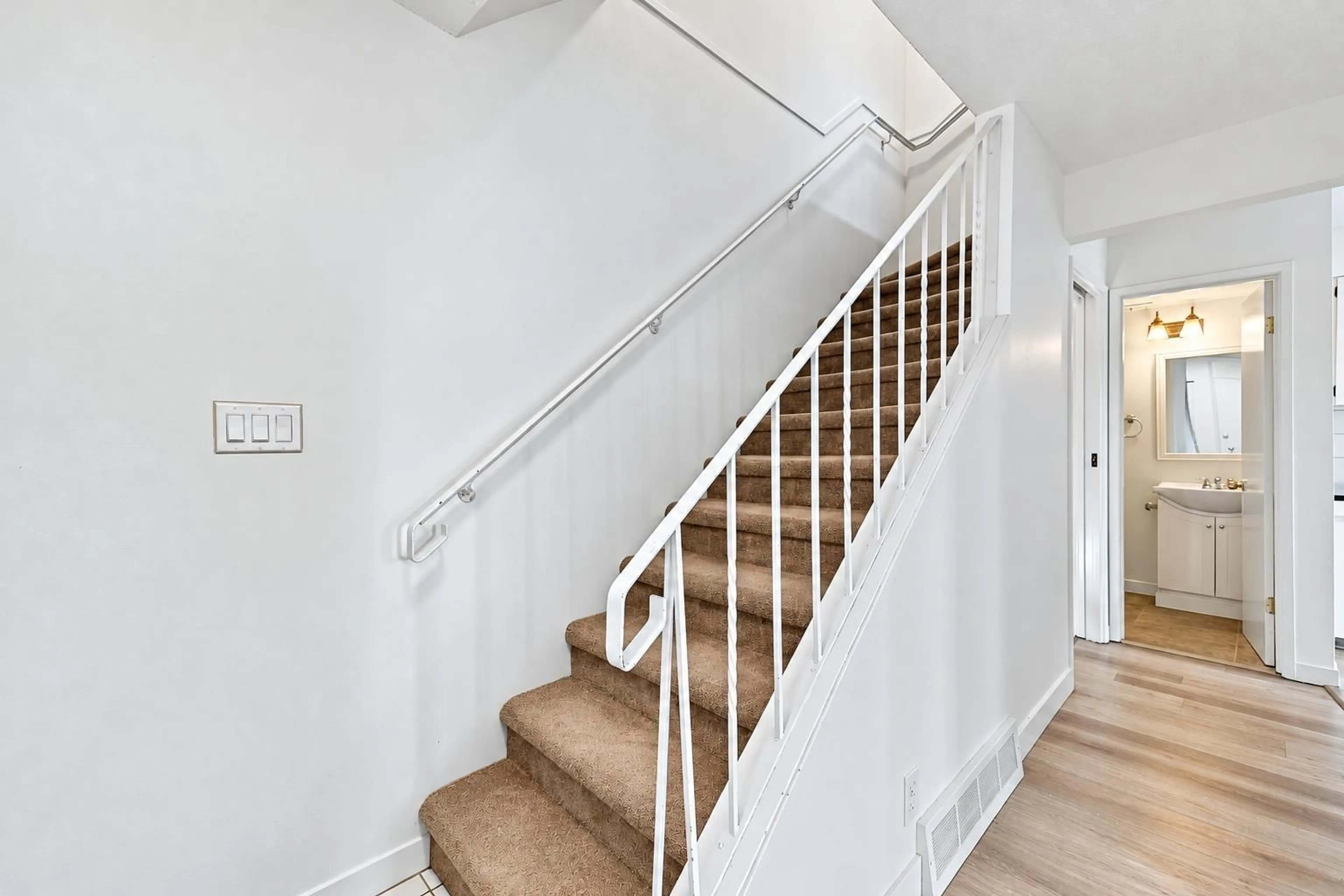 Stairs for 36 - 10565 153 STREET, Surrey British Columbia V3R4H9