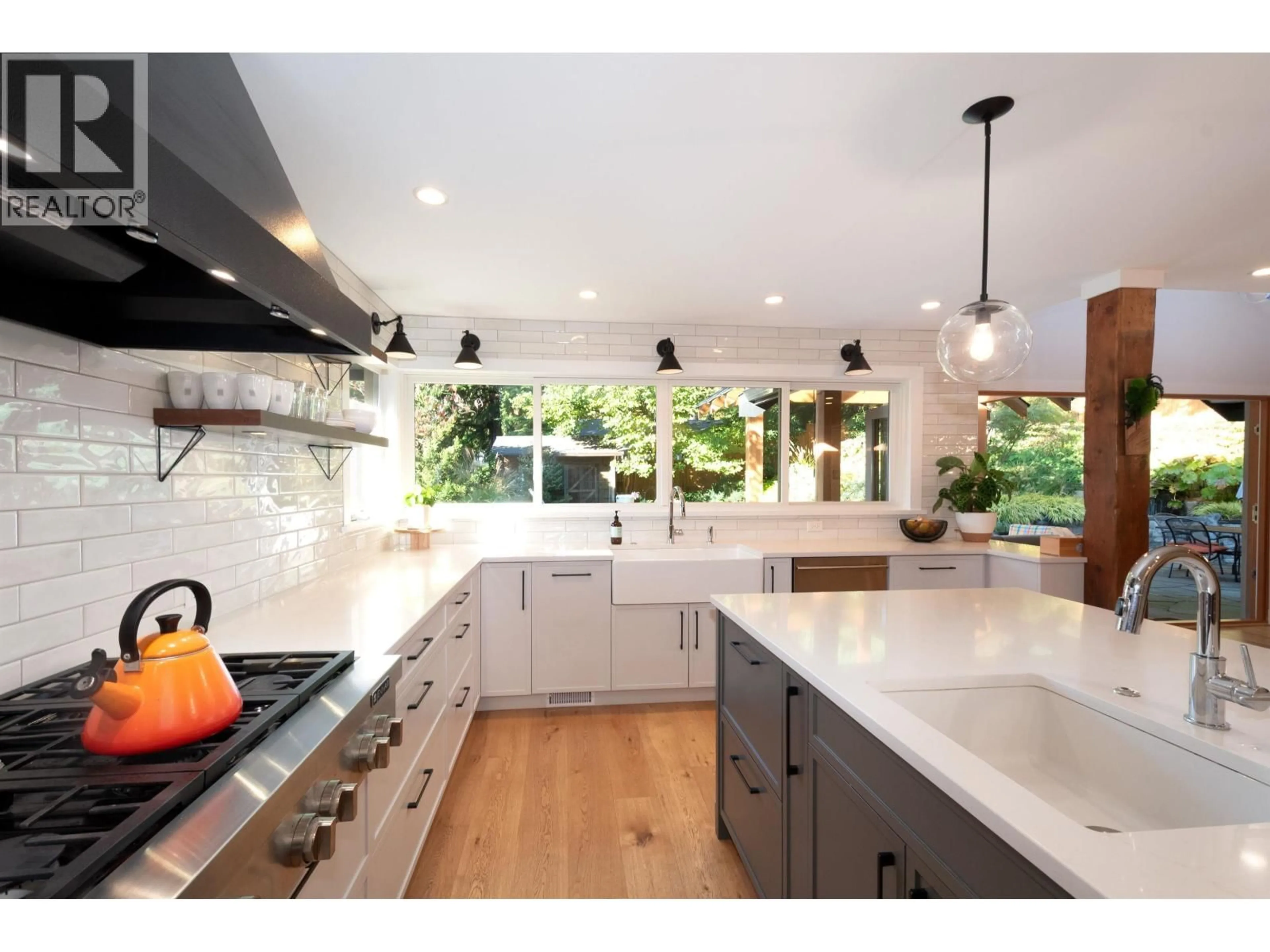 Contemporary kitchen, unknown for 4592 COVE CLIFF ROAD, North Vancouver British Columbia V7G1H6