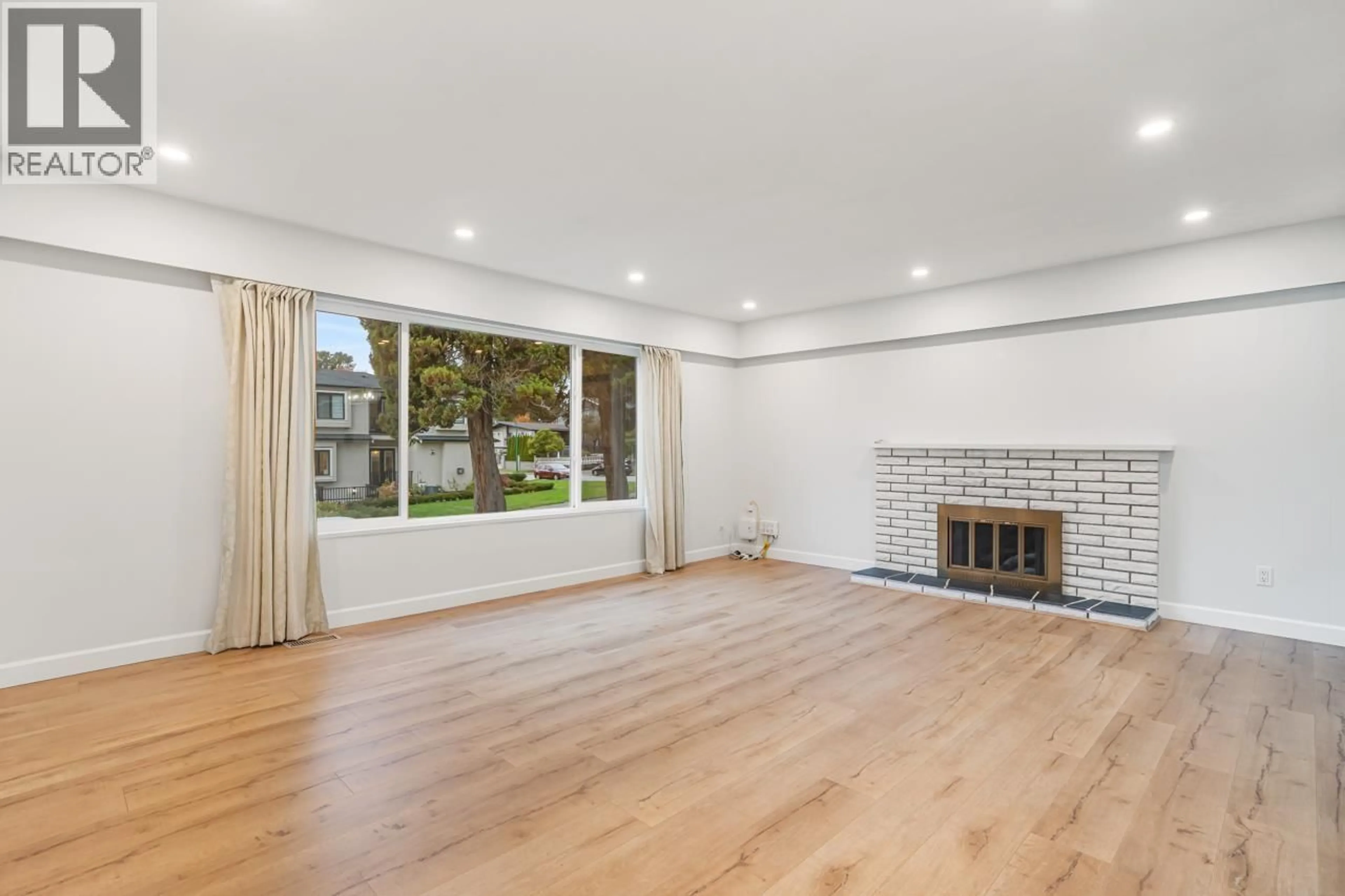 A pic of a room for 5311 MEADEDALE DRIVE, Burnaby British Columbia V5B2E6